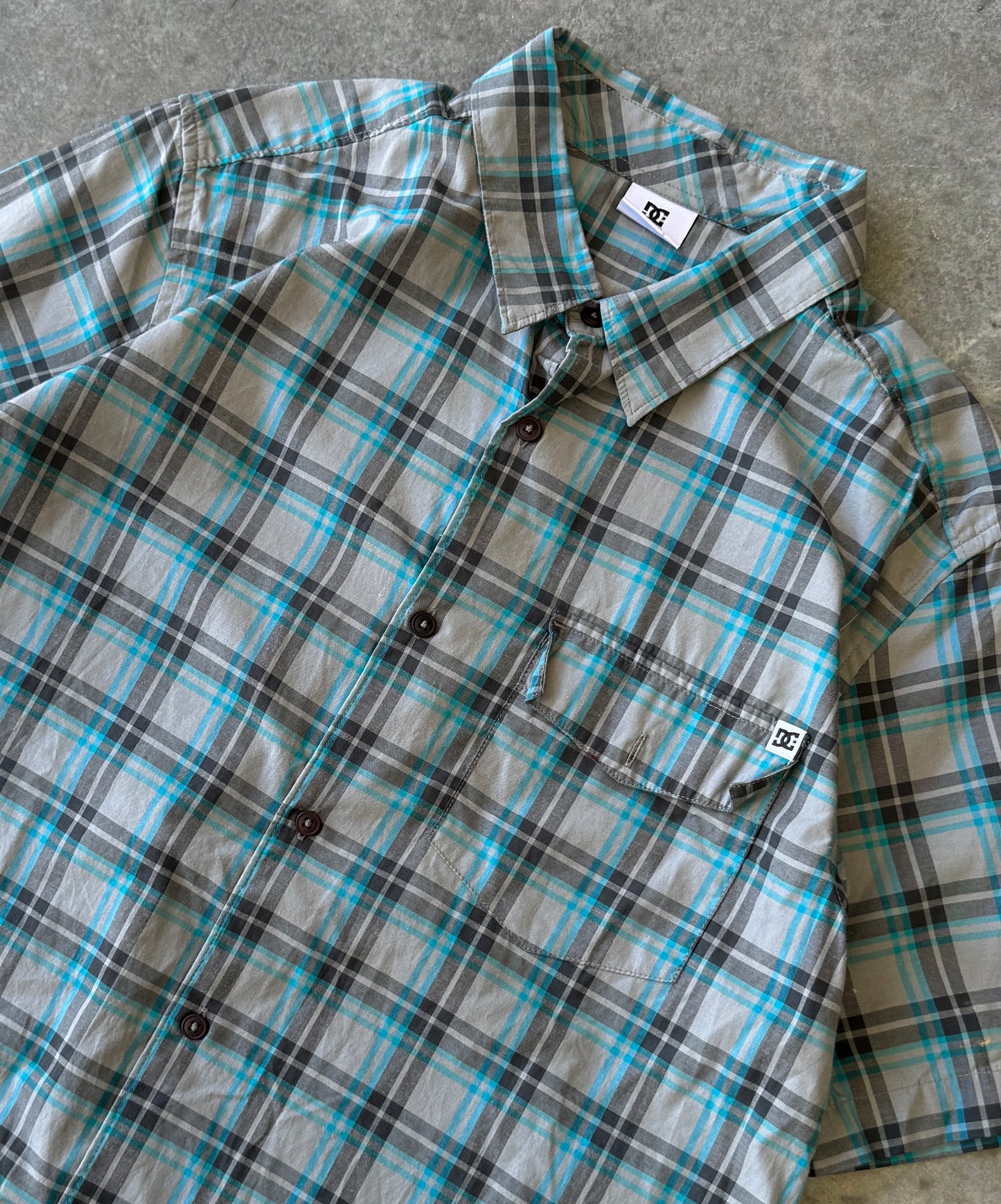 Vintage 00s DC Skateboarding Button Up Shirt (M)