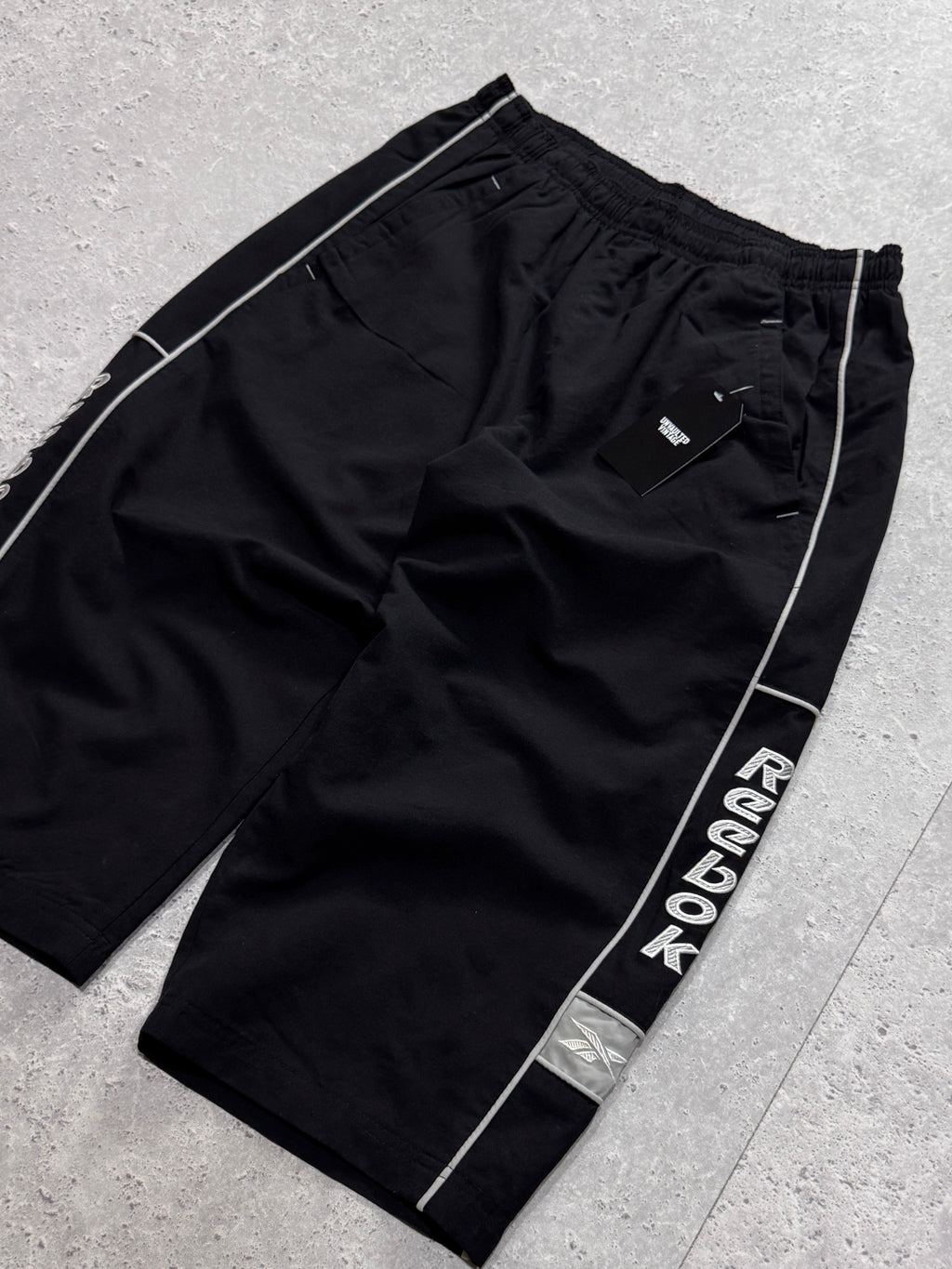 Vintage 2000s Reebok Spellout 3/4 Track Shorts (M)