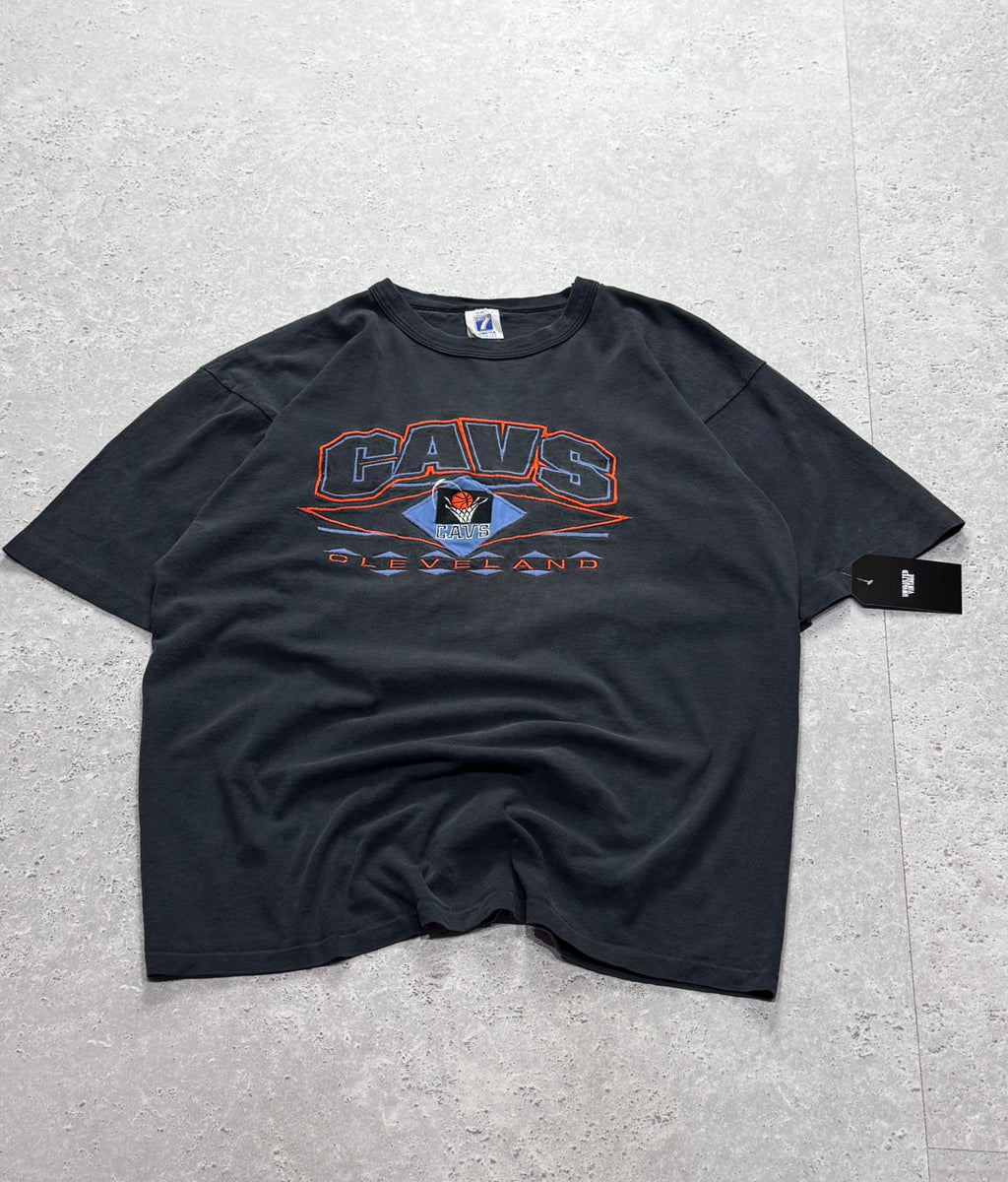 Vintage 90s Cleveland Cavaliers Embroidered NBA Tee (L)