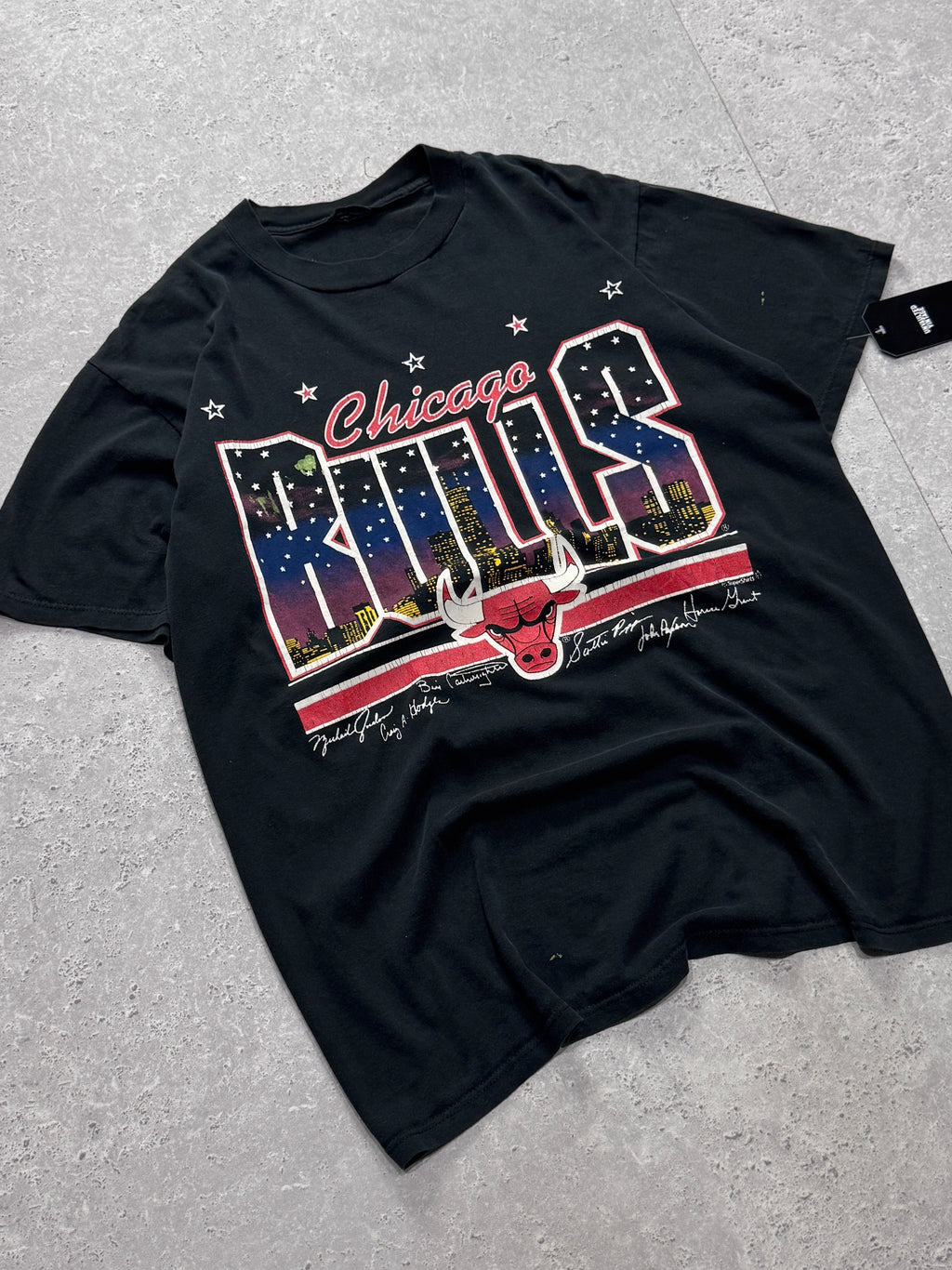 Vintage 90s Chicago Bulls NBA Graphic Tee (M)
