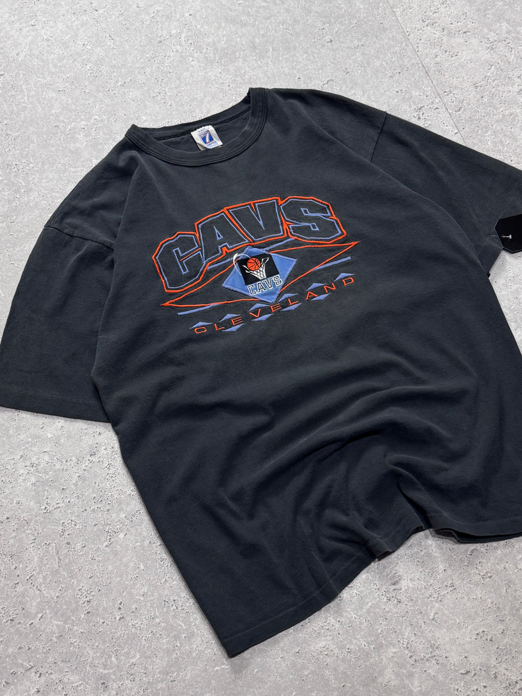 Vintage 90s Cleveland Cavaliers Embroidered NBA Tee (L)