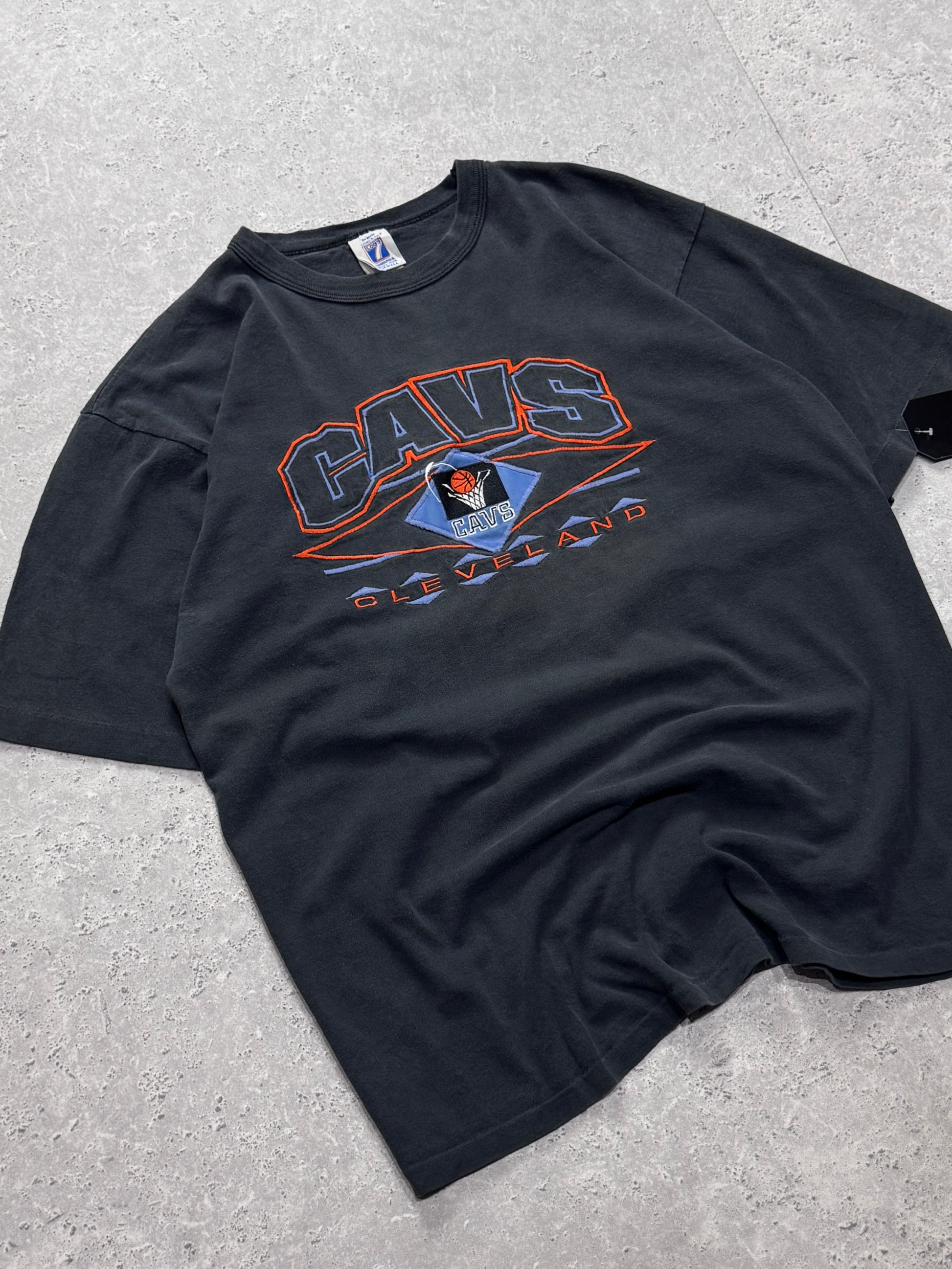 Vintage 90s Cleveland Cavaliers Embroidered NBA Tee (L)
