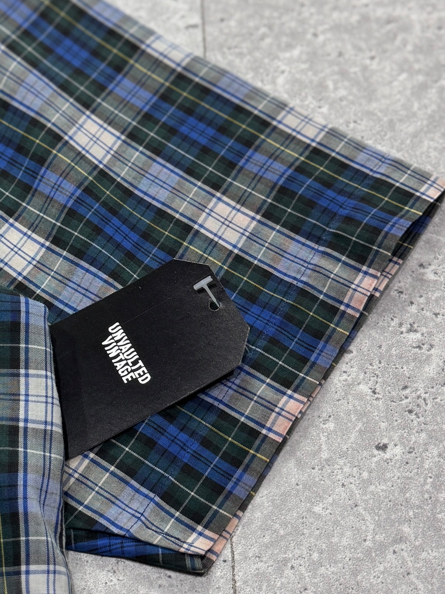 Vintage 2000s Plaid Button Up Shirt (L)