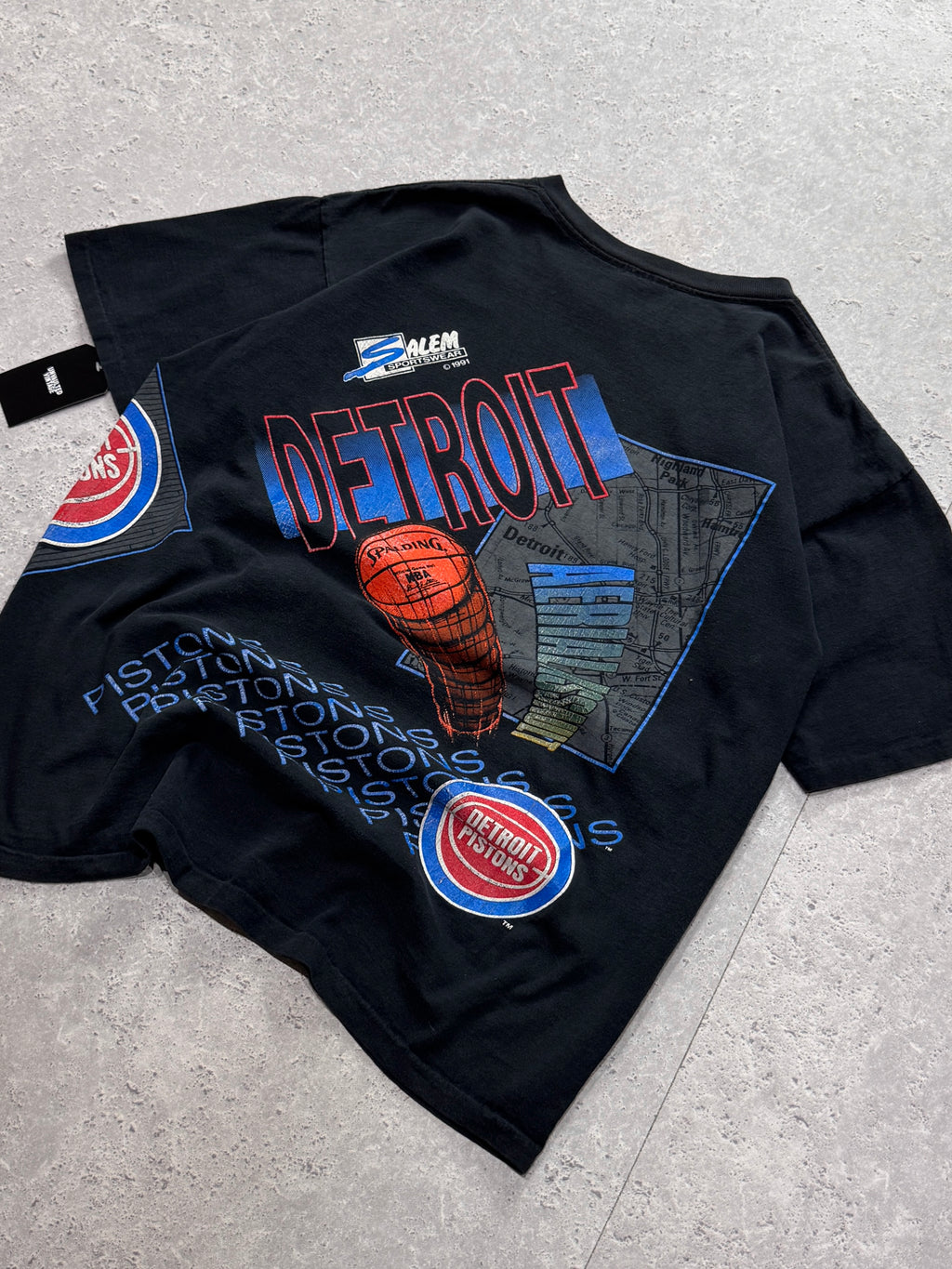 Vintage 90s Salem X Detroit Pistons NBA Tee (L)