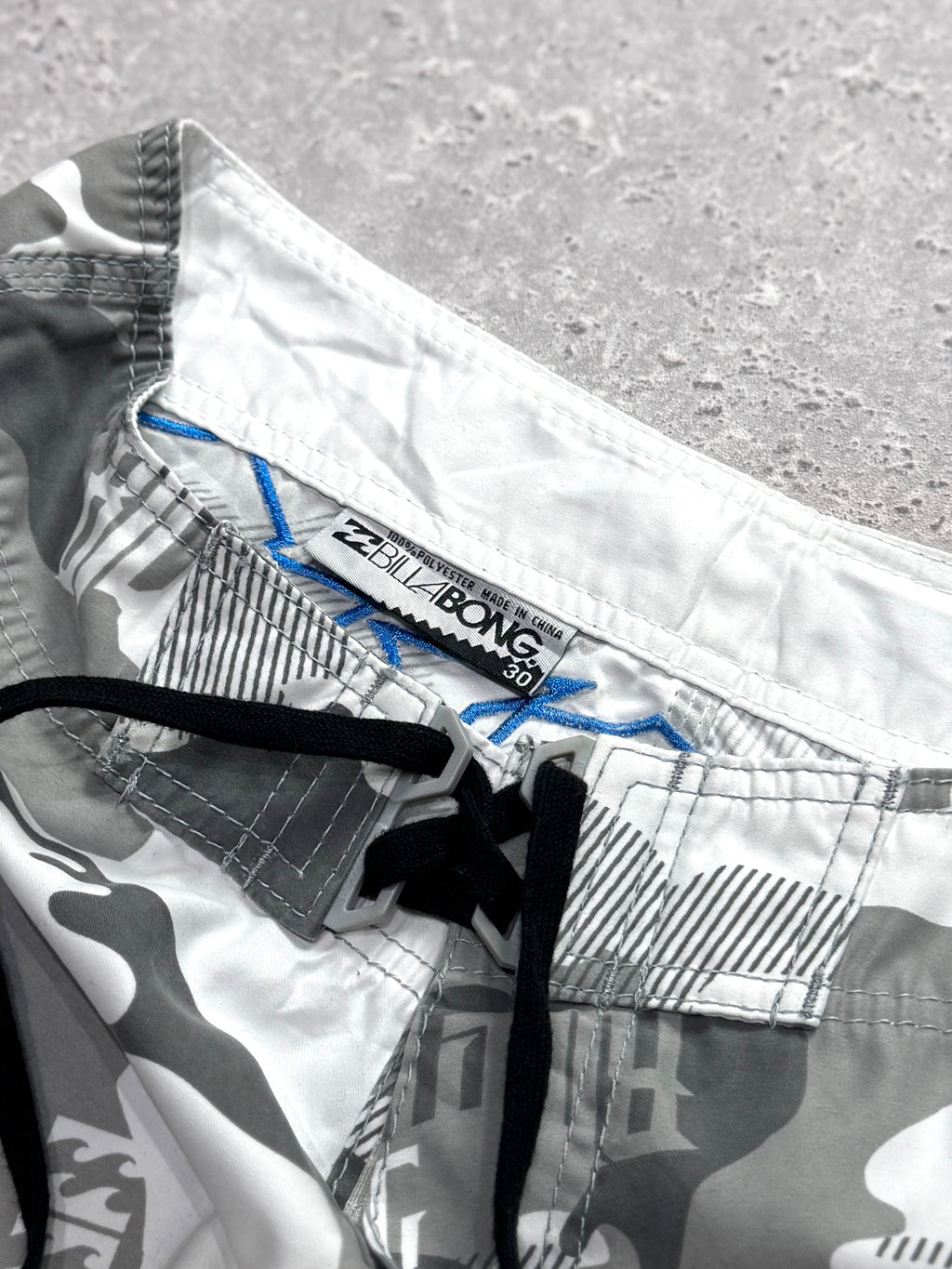 Vintage 2000s Billabong Camo Cargo Boardshorts (30”)