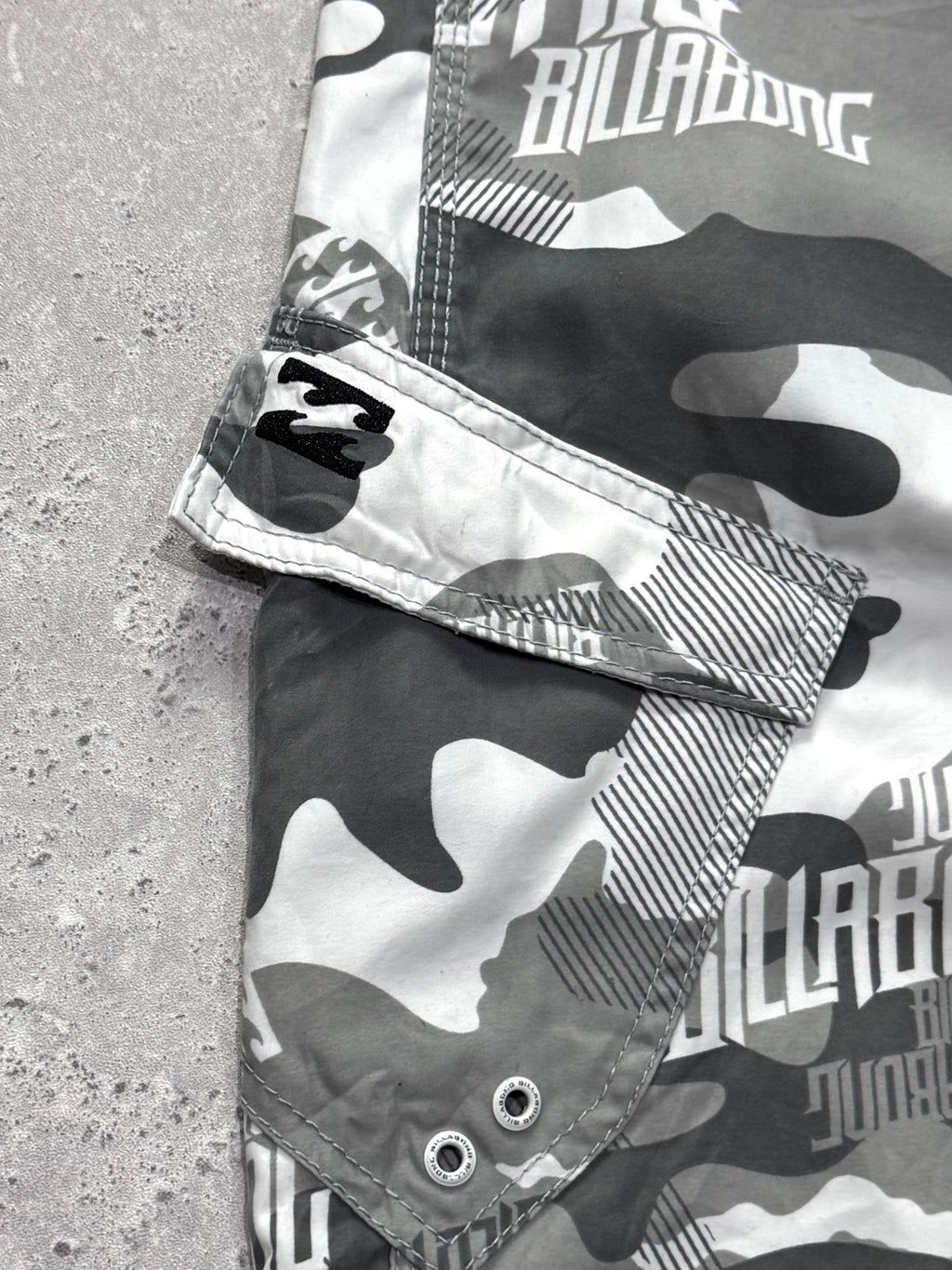 Vintage 2000s Billabong Camo Cargo Boardshorts (30”)