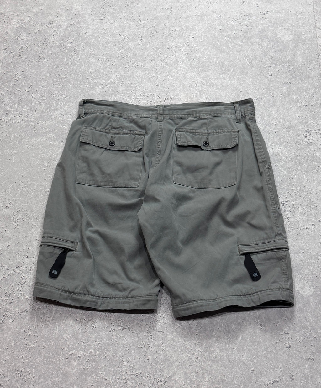 Vintage Nike ACG Cargo Shorts (S)