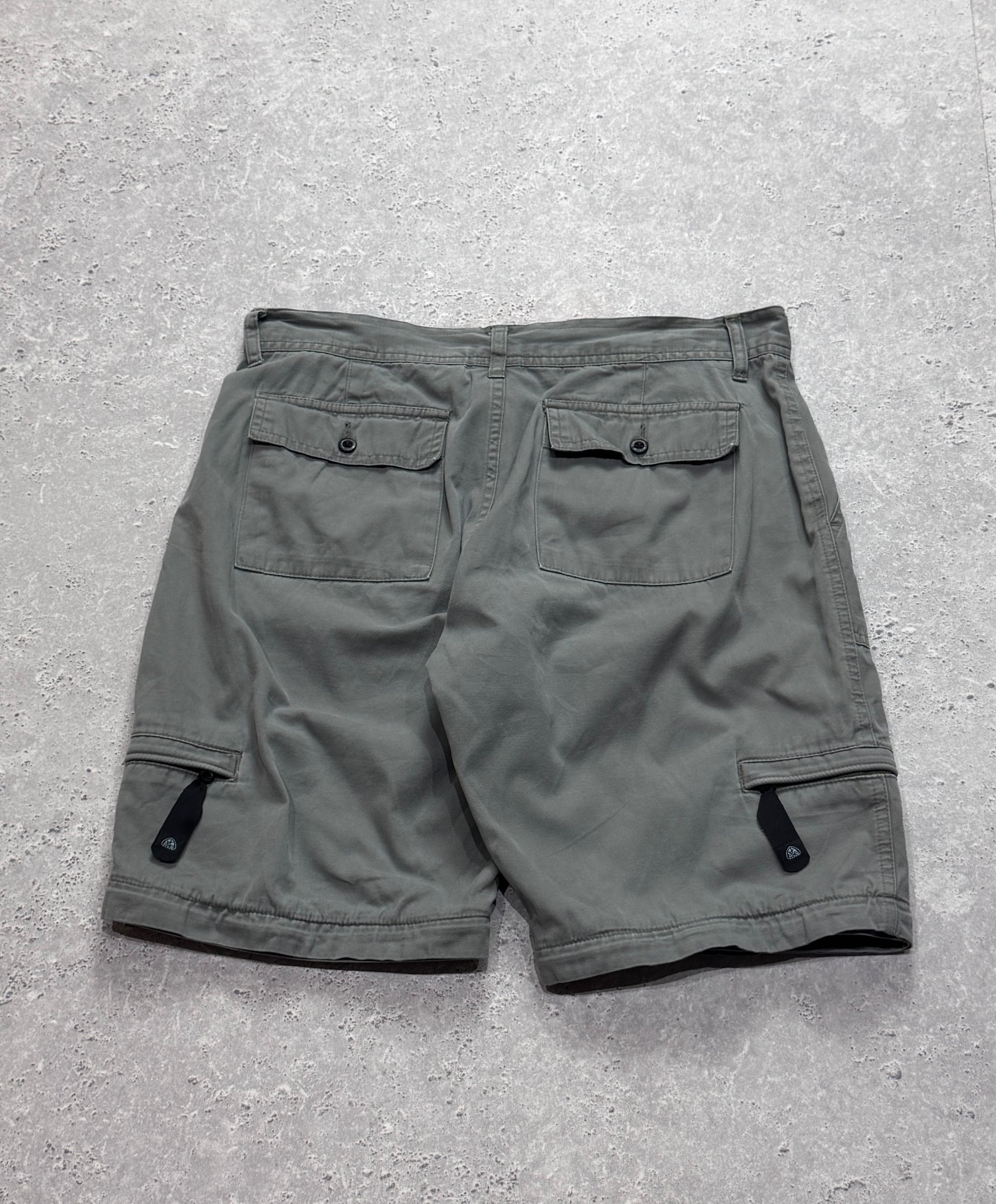 Vintage Nike ACG Cargo Shorts (S)