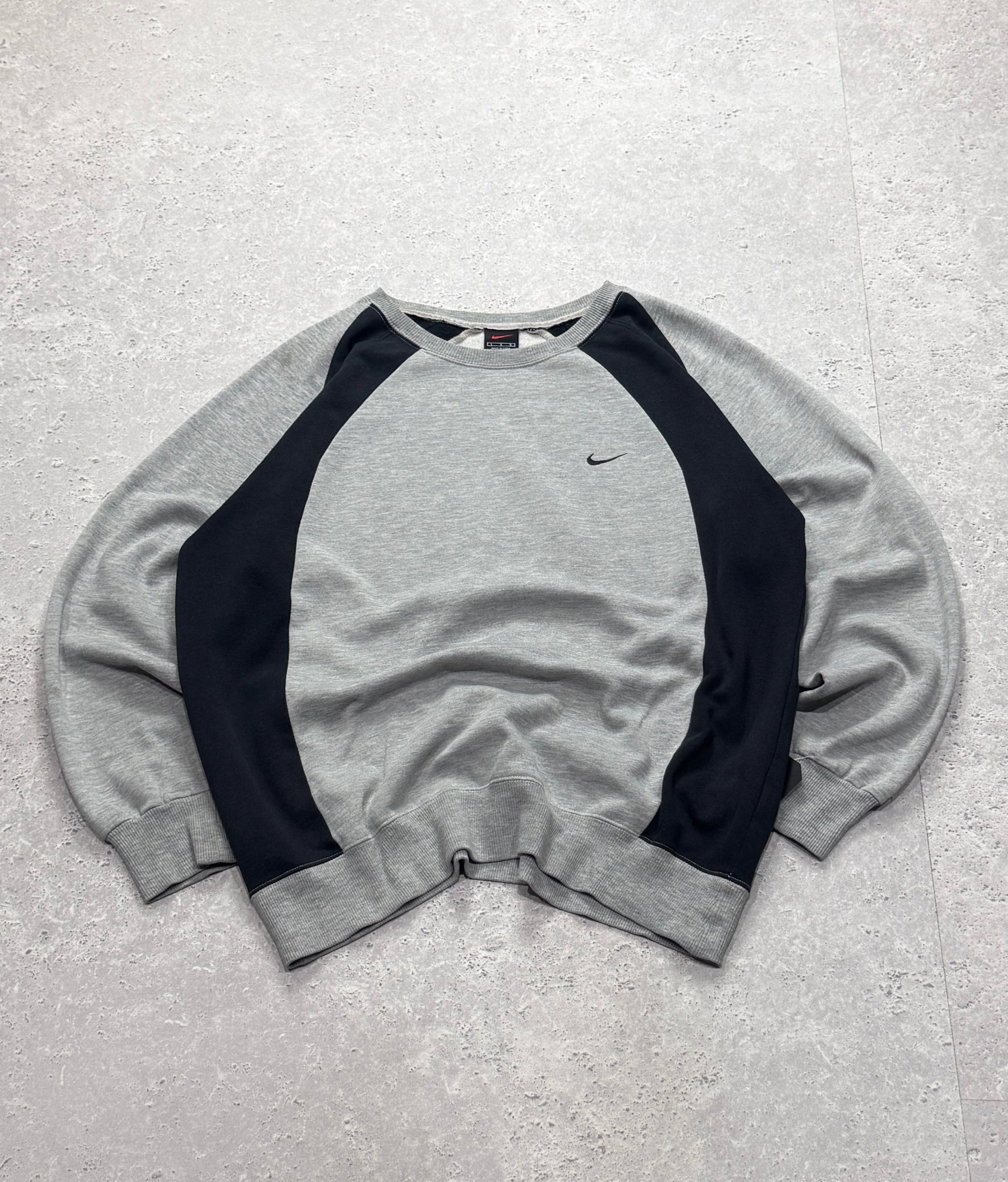 Vintage 2000s Nike Essential Sweater (L)