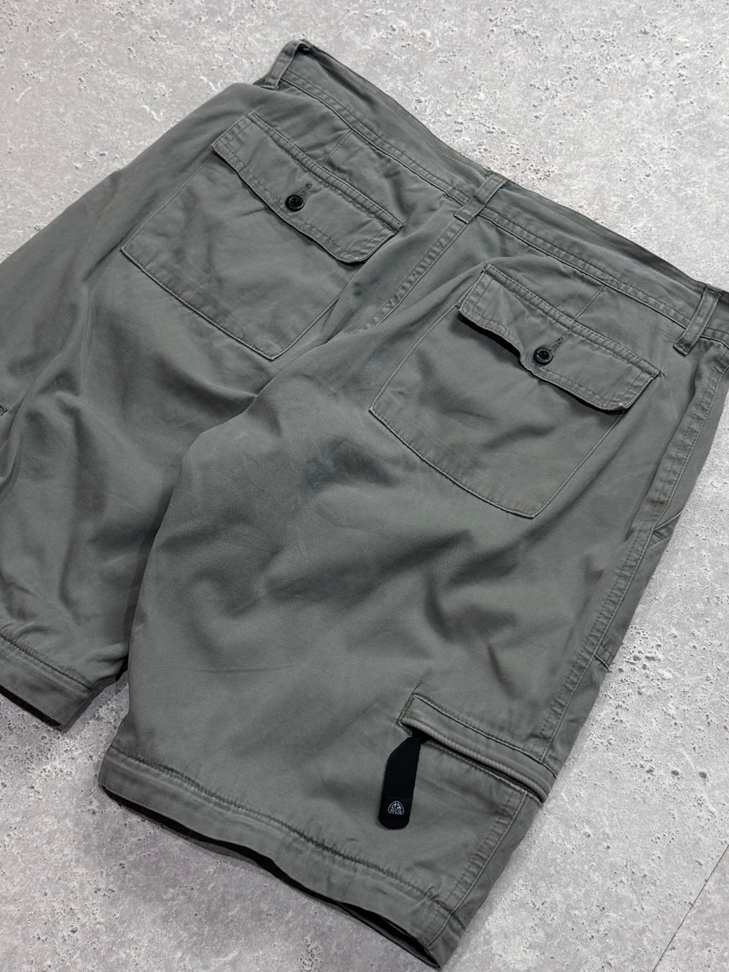 Vintage Nike ACG Cargo Shorts (S)