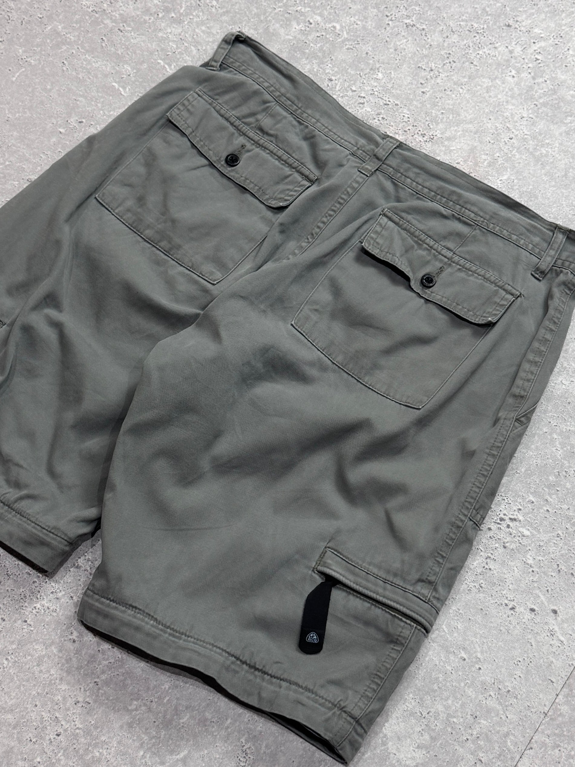 Vintage Nike ACG Cargo Shorts (S)