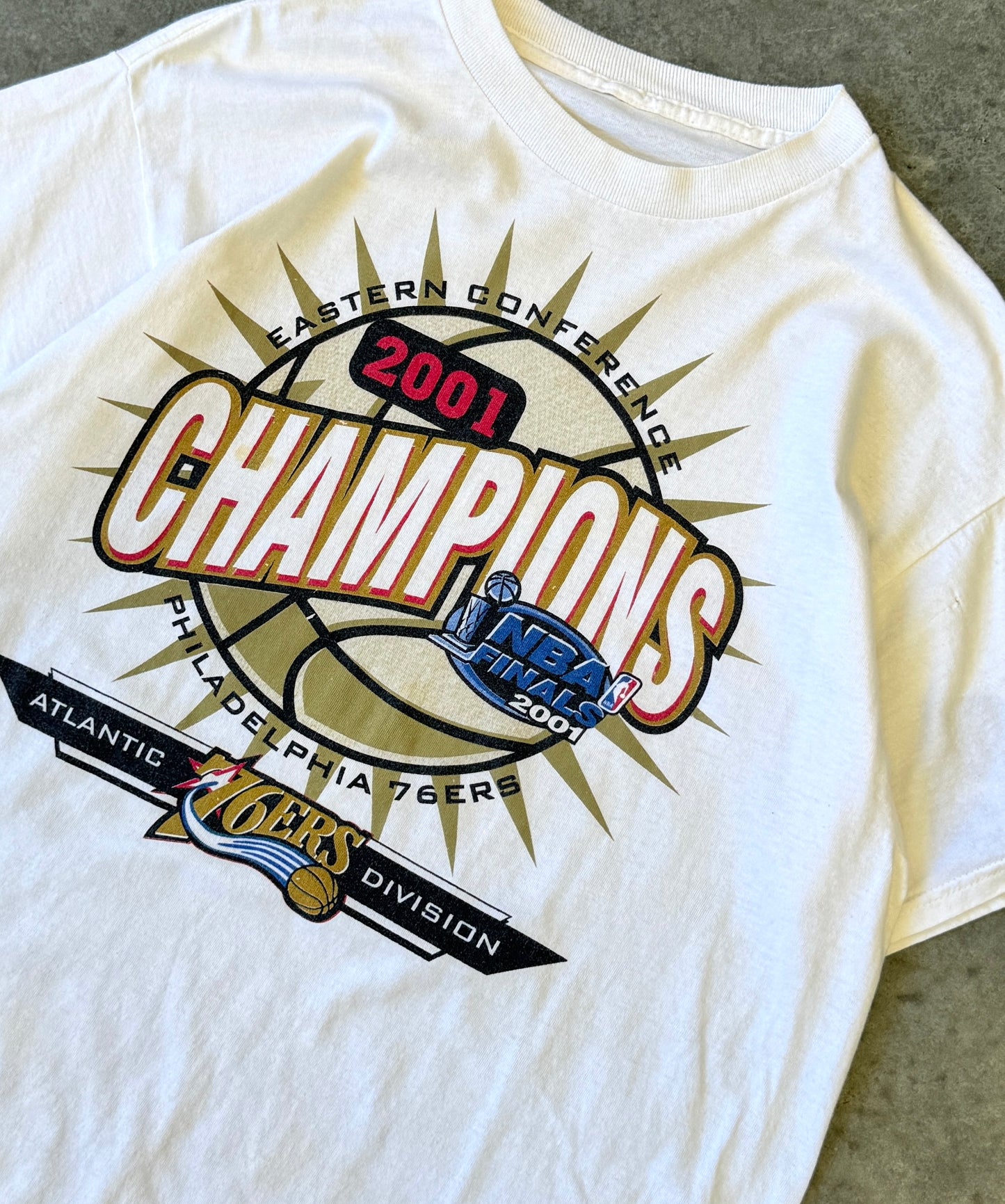 Vintage 01' Philadelphia 76ers NBA Championship Tee (L)