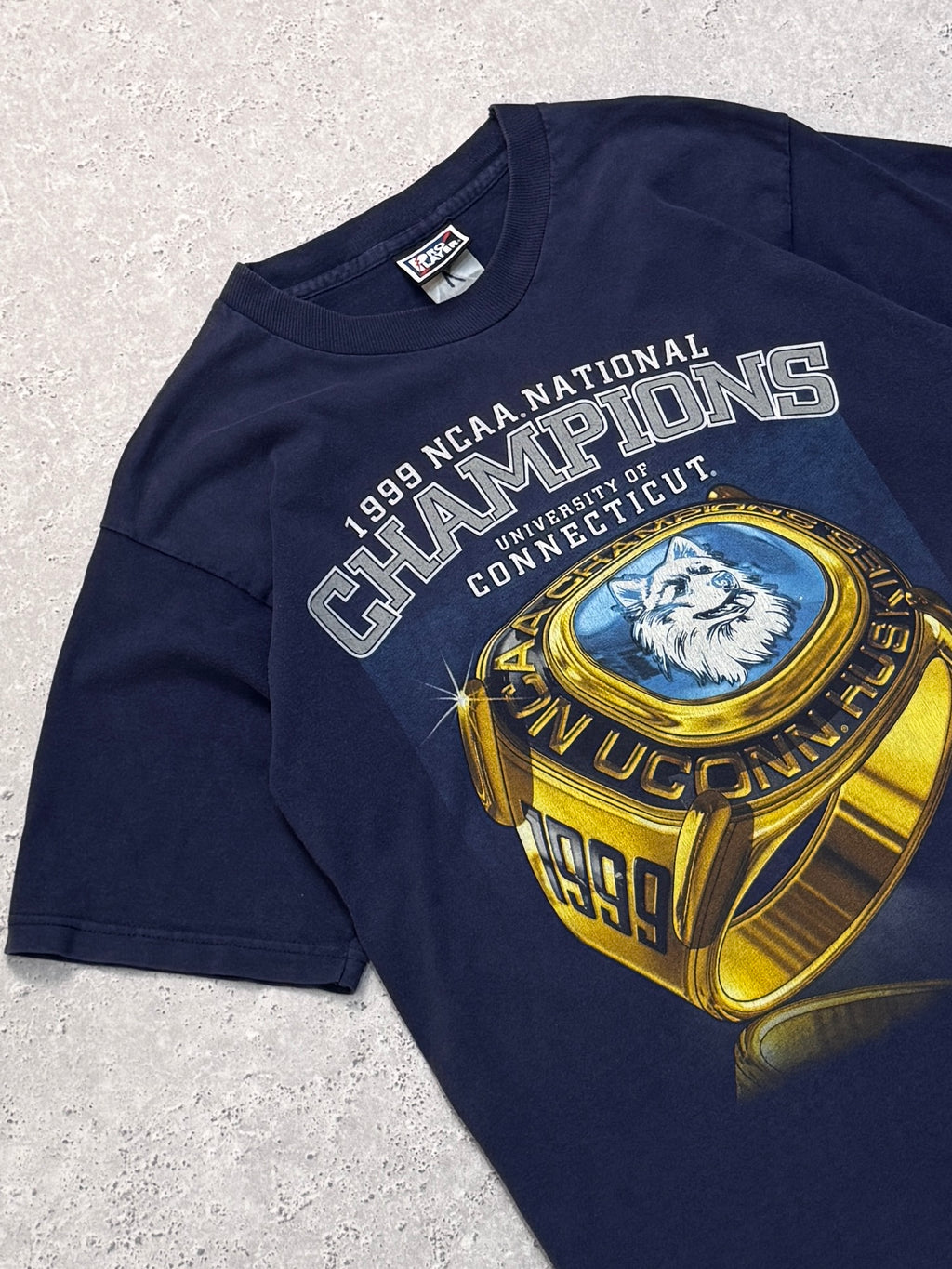 Vintage 1999 Connecticut Huskies NCAA Championship Ring Tee (L)