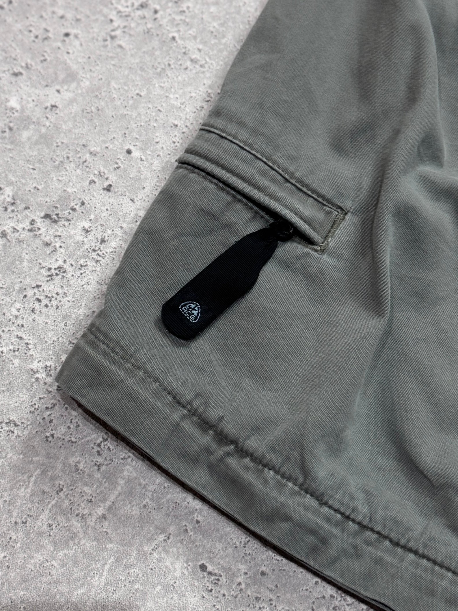 Vintage Nike ACG Cargo Shorts (S)