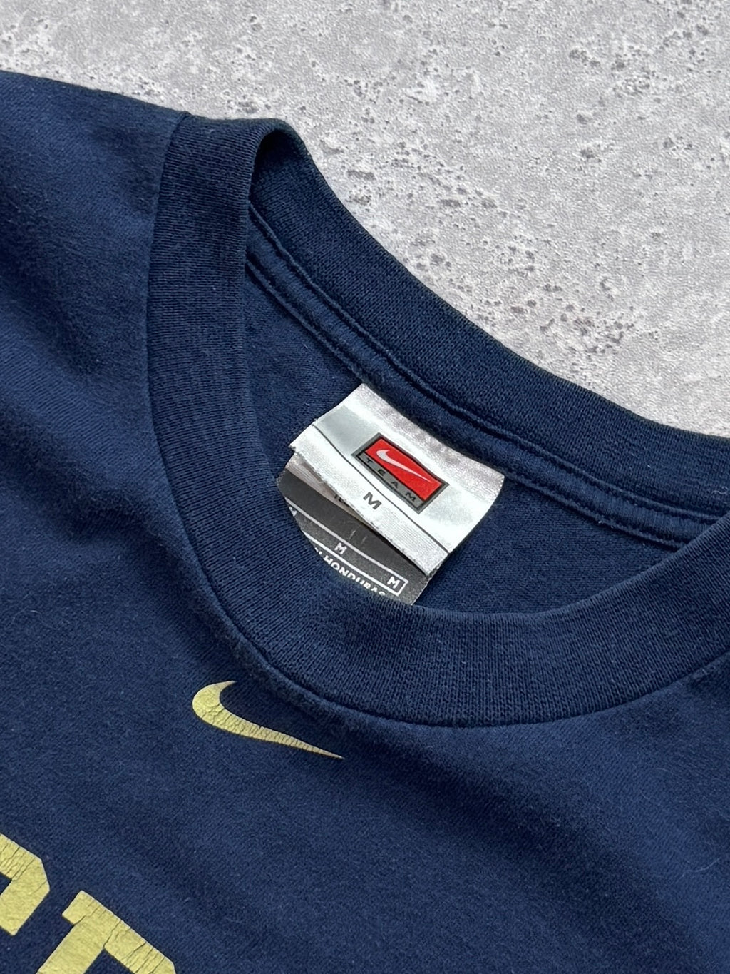 Vintage 2000s Nike Pittsburgh College Basketball Tee (M)