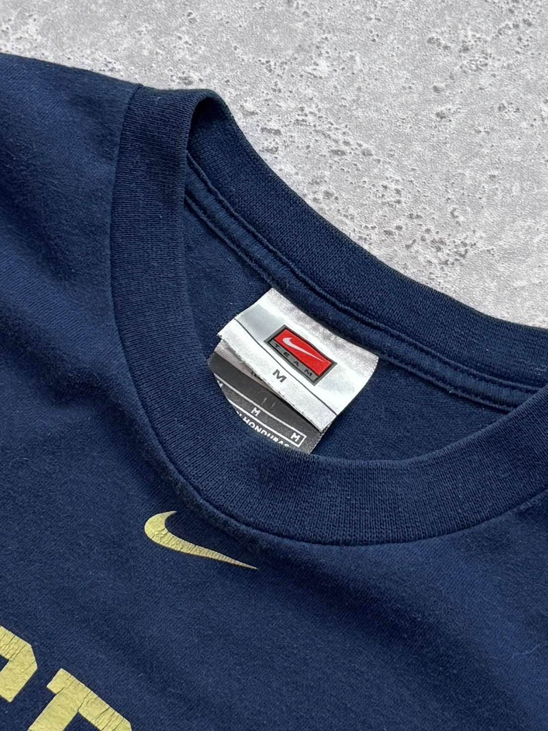 Vintage 2000s Nike Pittsburgh College Basketball Tee (M)