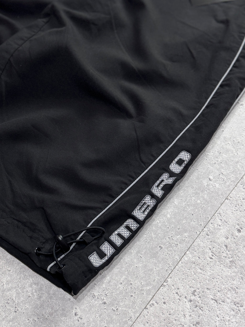 Vintage 2000s Umbro Adjustable 3/4 Track Shorts (M)