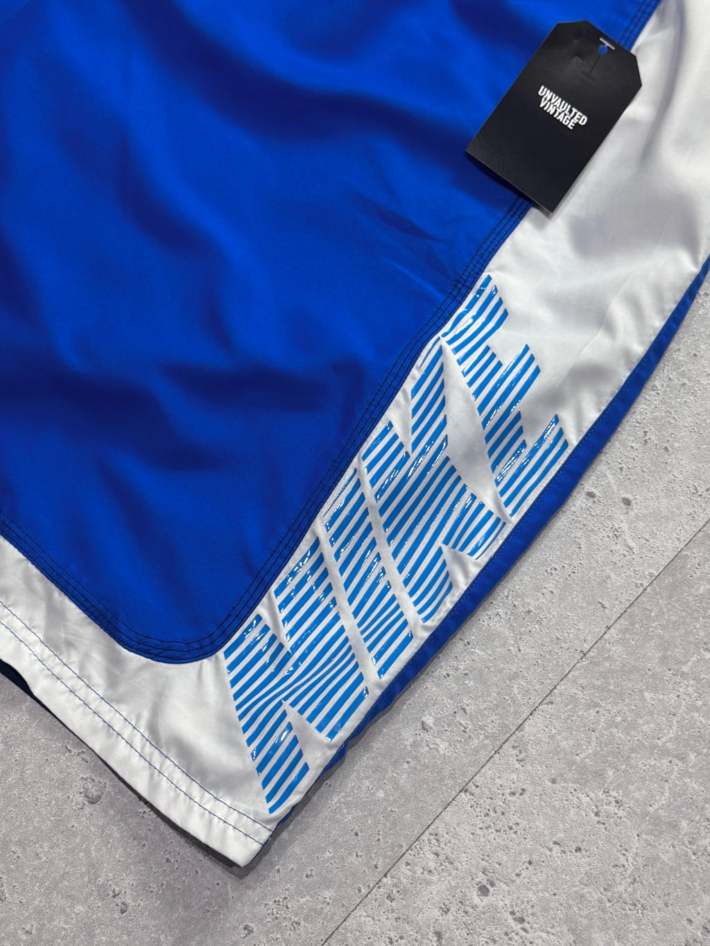 Vintage 2000s Nike Spellout Track Shorts (L)