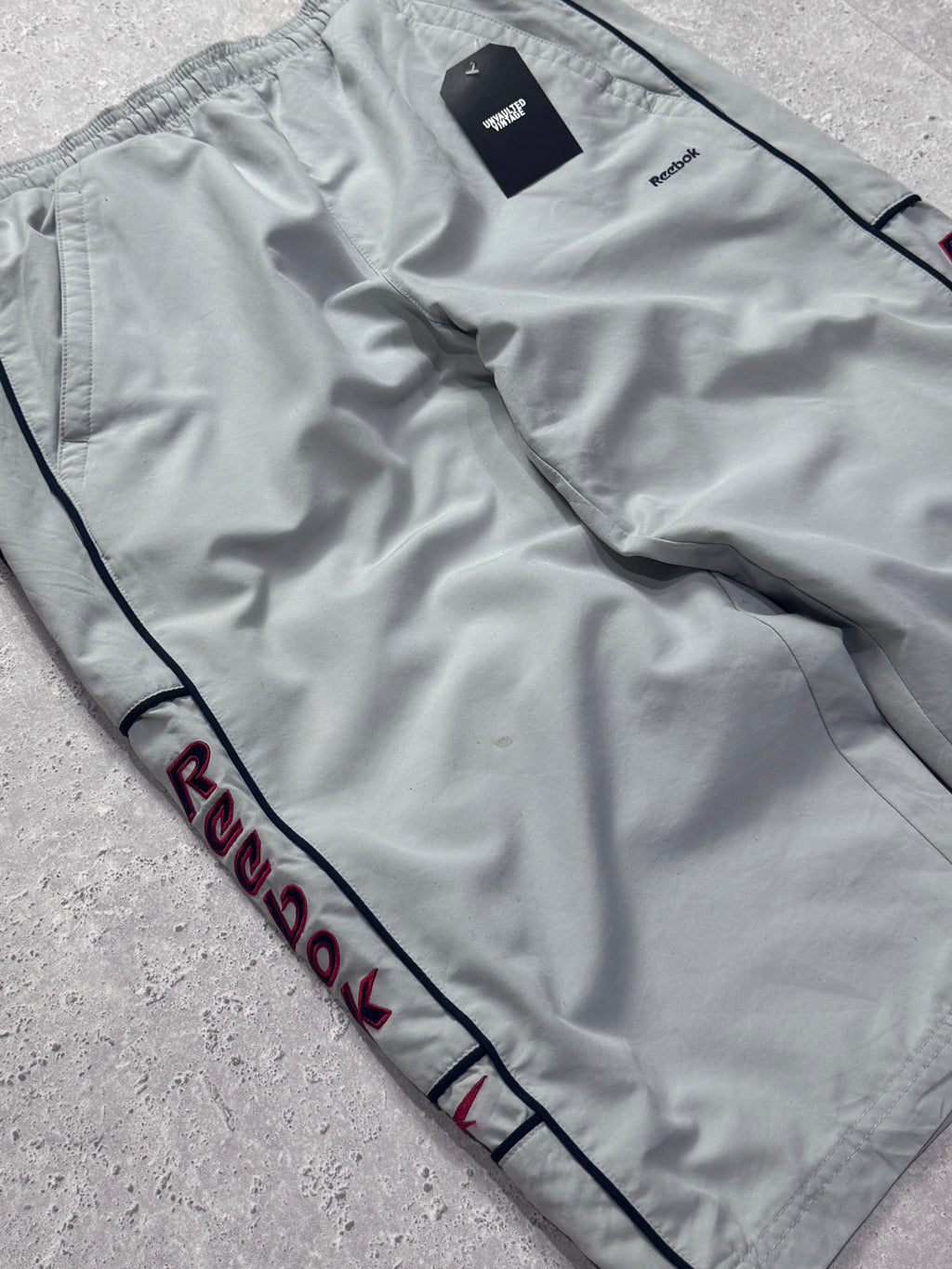 Vintage 2000s Reebok 3/4 Track Shorts (M)