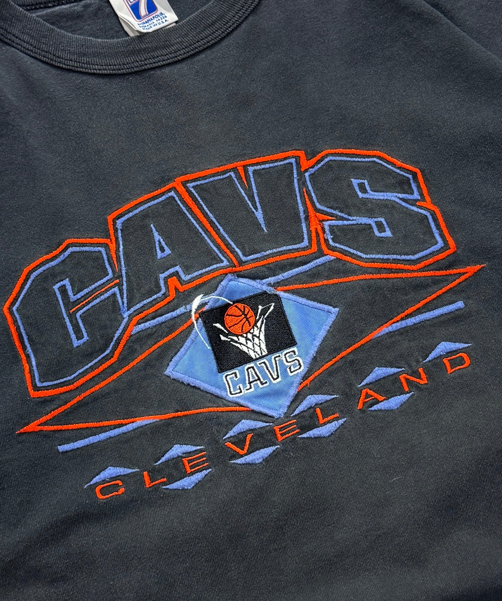 Vintage 90s Cleveland Cavaliers Embroidered NBA Tee (L)