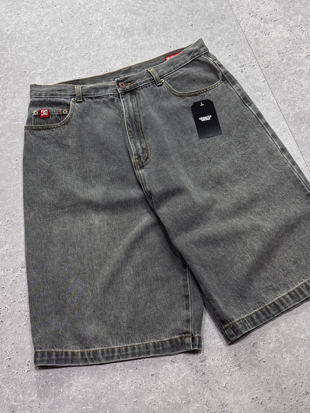 Vintage Y2K DC Shoes Embroidered Jorts (34")