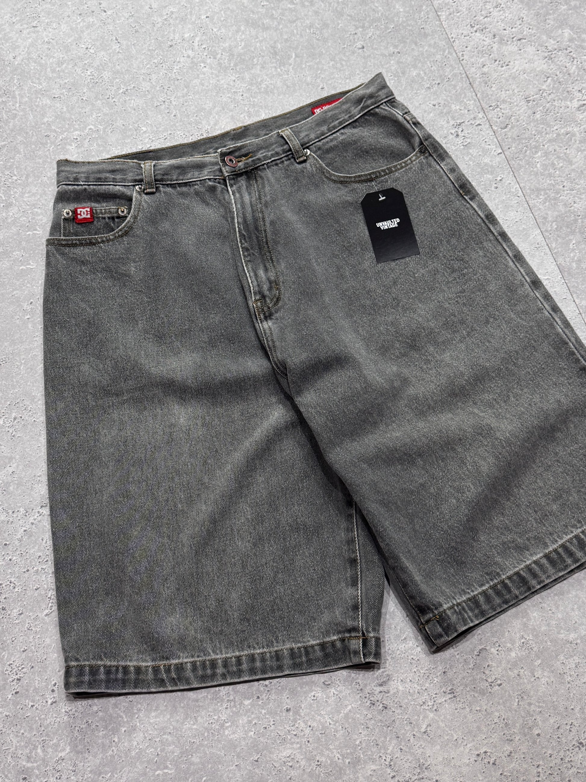 Vintage Y2K DC Shoes Embroidered Jorts (34")