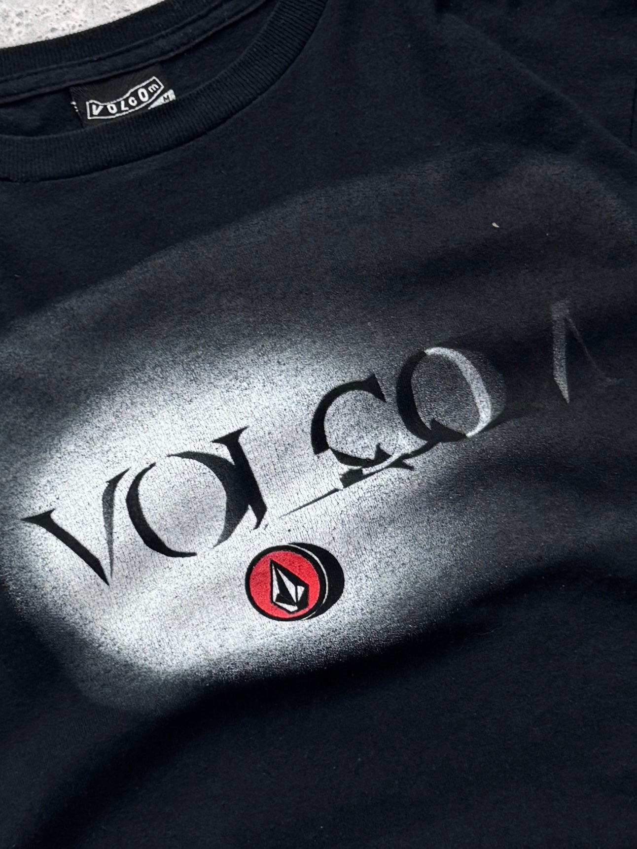 Vintage Y2K Volcom Surfwear Tee (M)