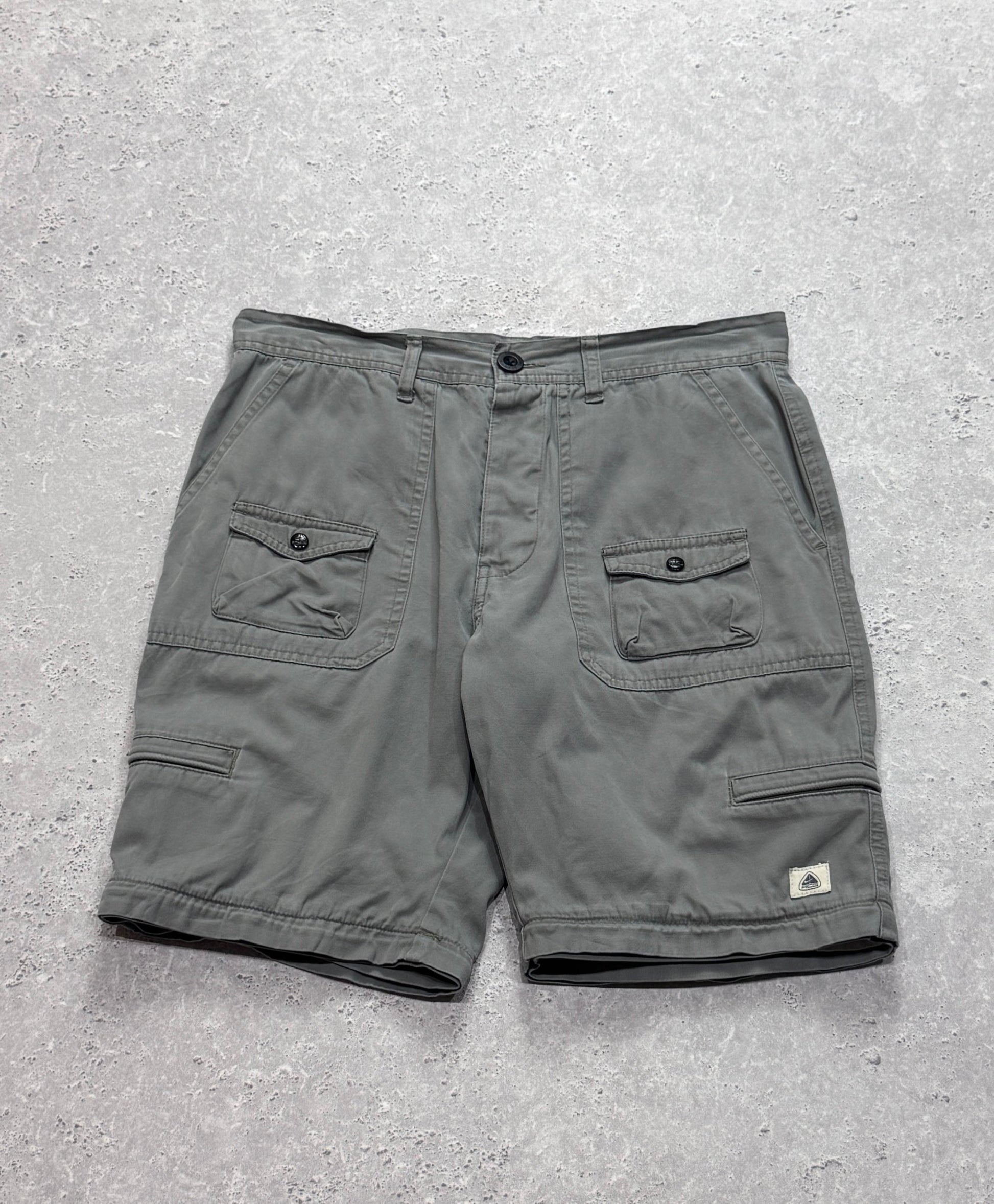 Vintage Nike ACG Cargo Shorts (S)