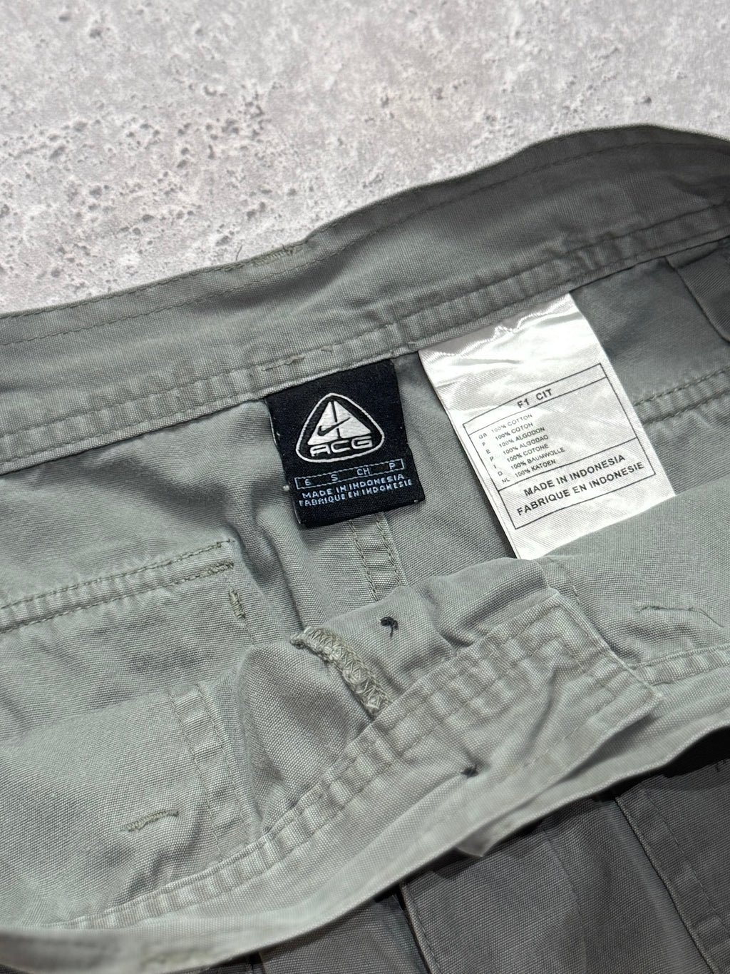 Vintage Nike ACG Cargo Shorts (S)