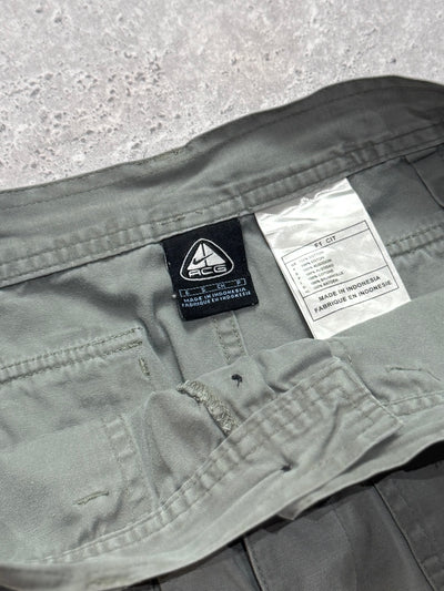 Vintage Nike ACG Cargo Shorts (S)