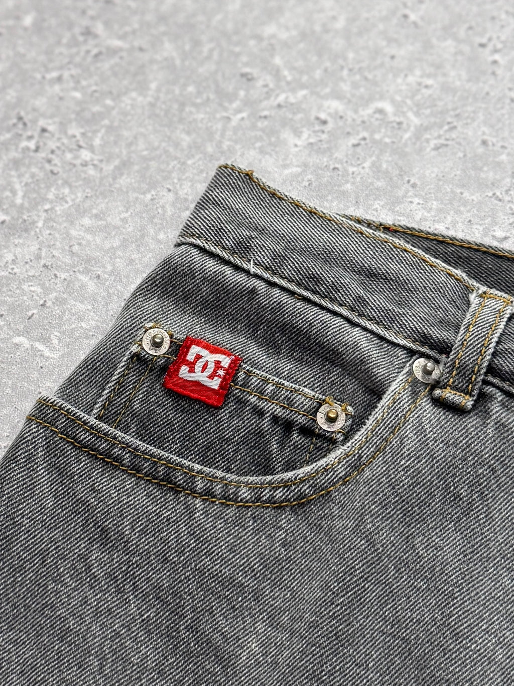 Vintage Y2K DC Shoes Embroidered Jorts (34")