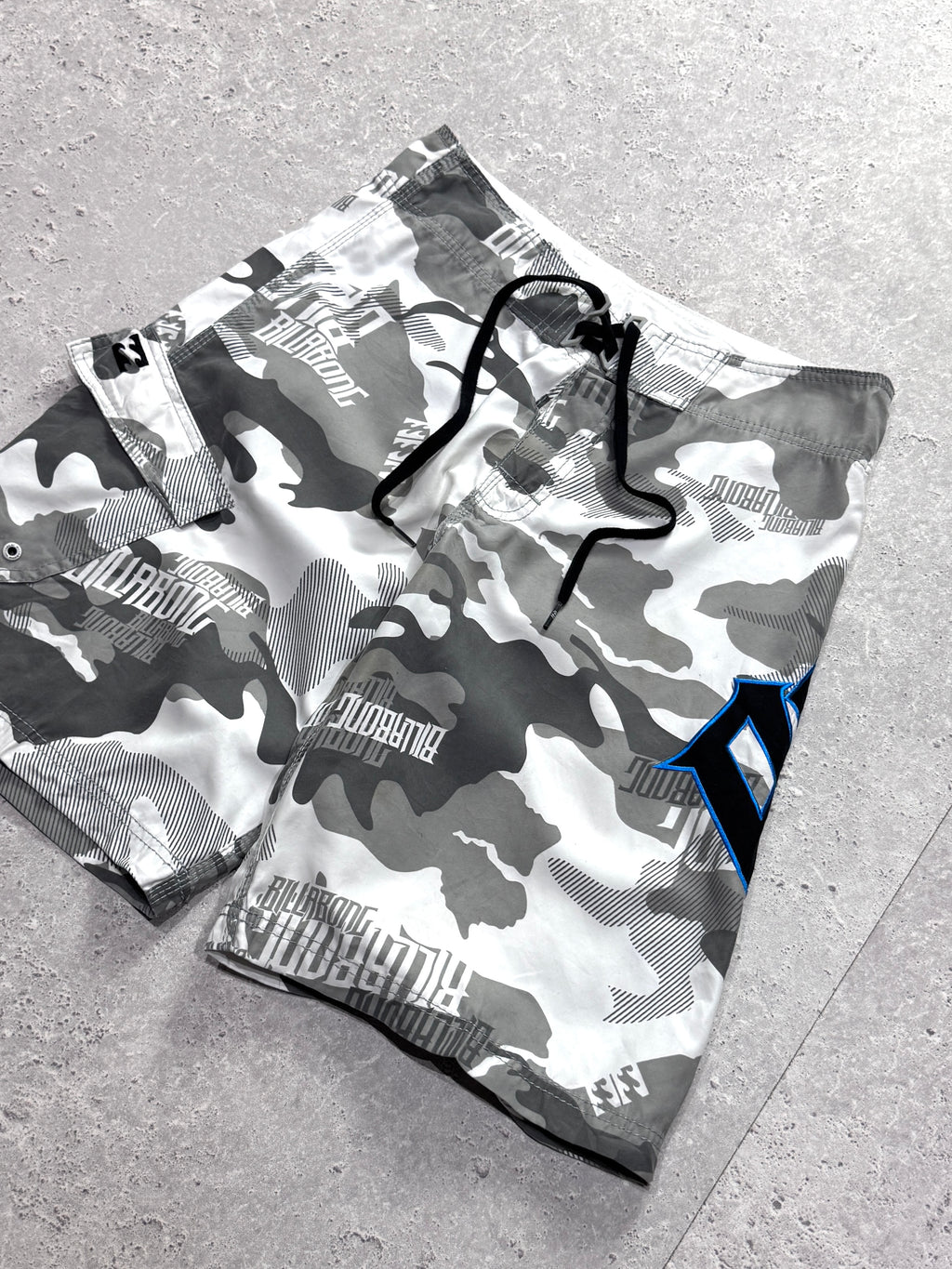 Vintage 2000s Billabong Camo Cargo Boardshorts (30”)