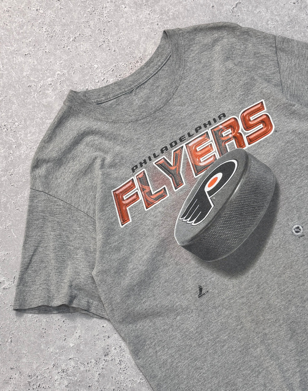 Vintage Philadelphia Flyers NHL Puck Tee (M)