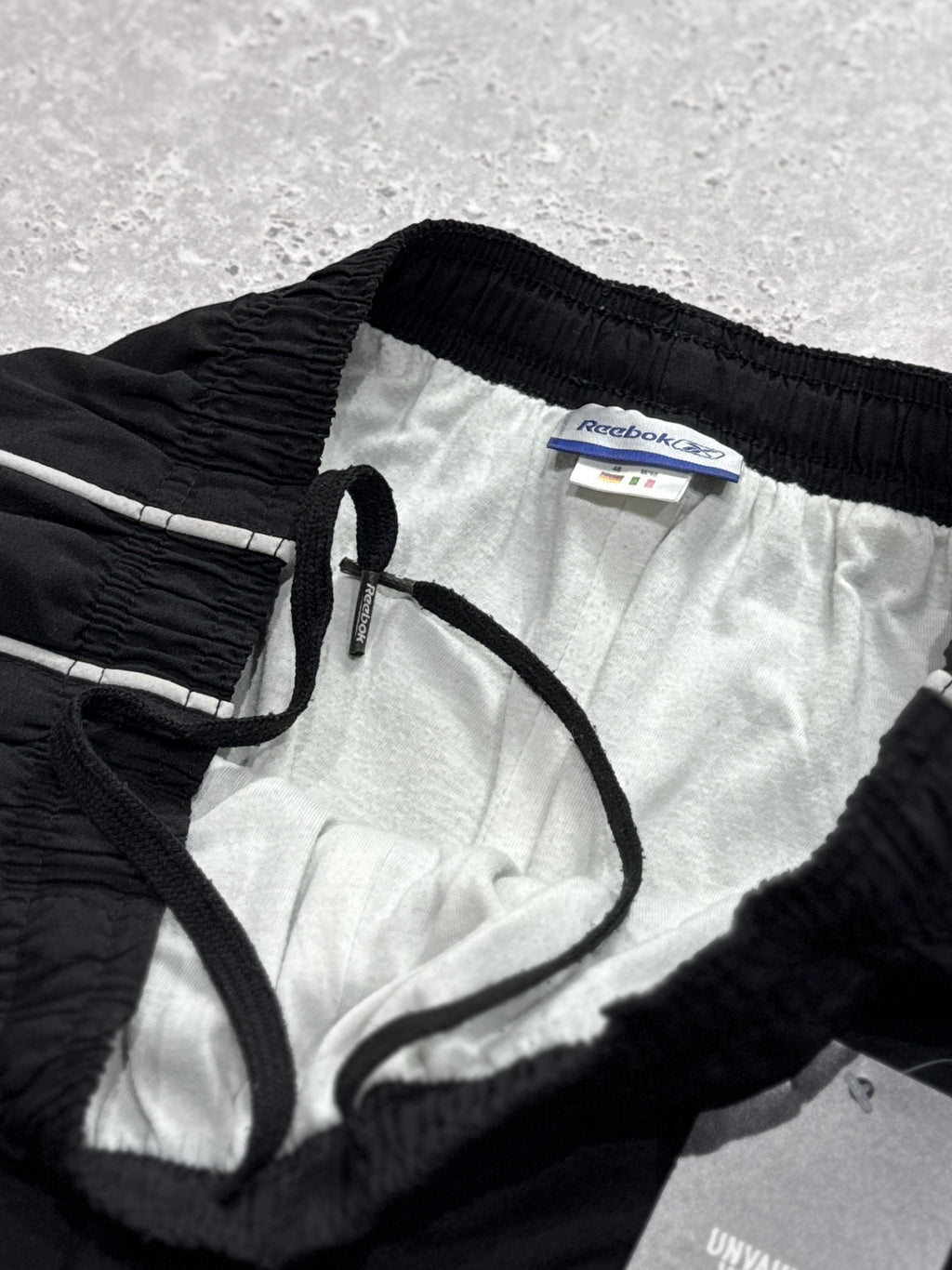 Vintage 2000s Reebok Spellout 3/4 Track Shorts (M)
