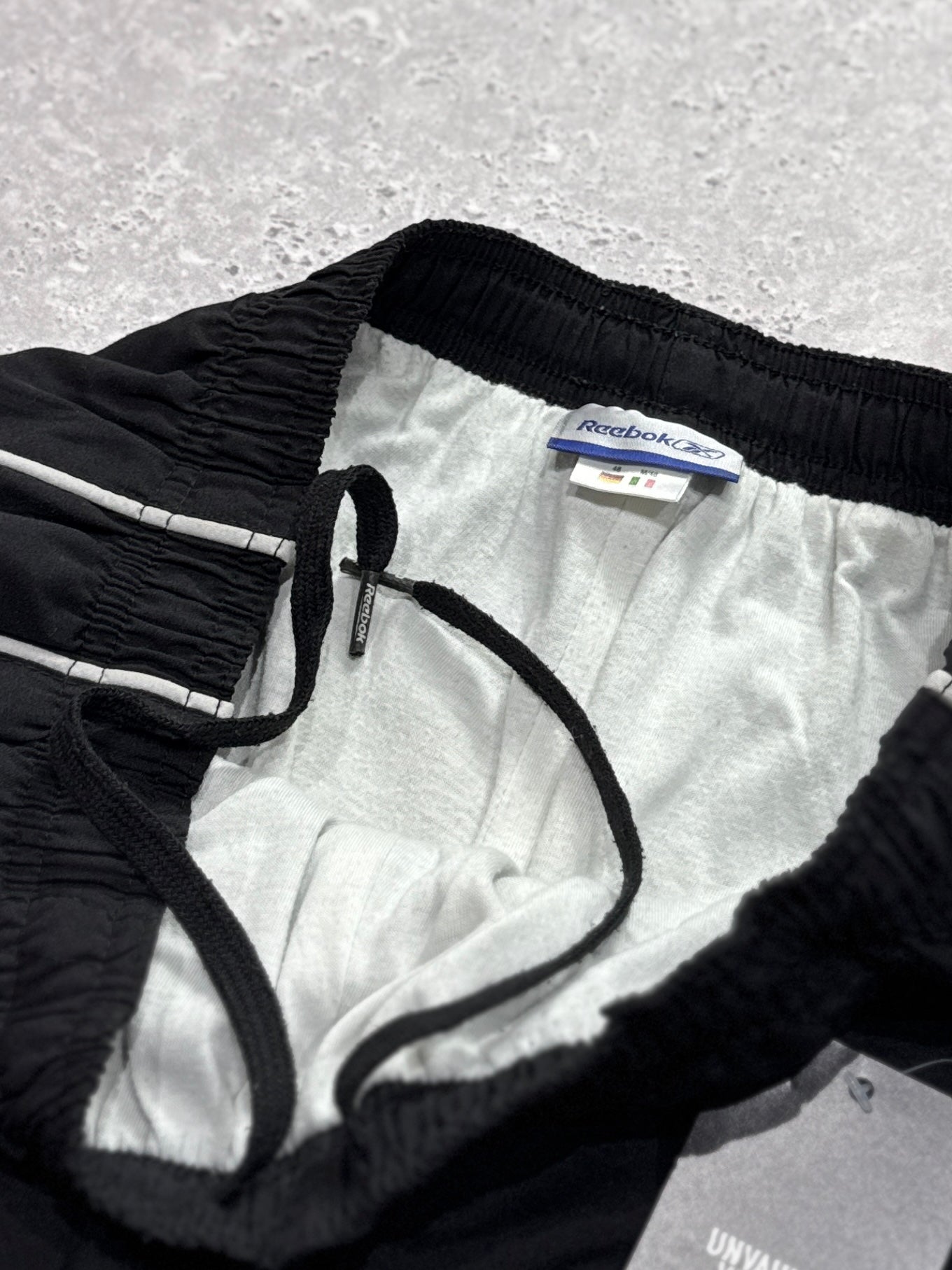 Vintage 2000s Reebok Spellout 3/4 Track Shorts (M)
