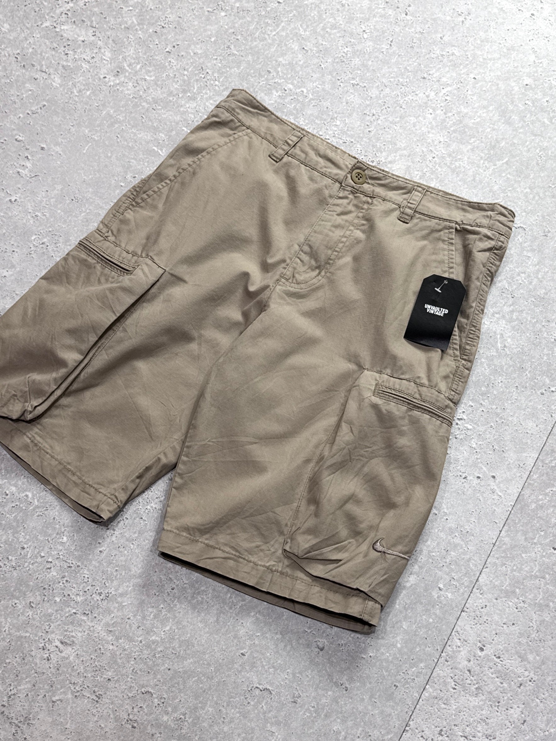 Vintage 2000s Nike Cargo Shorts (M)