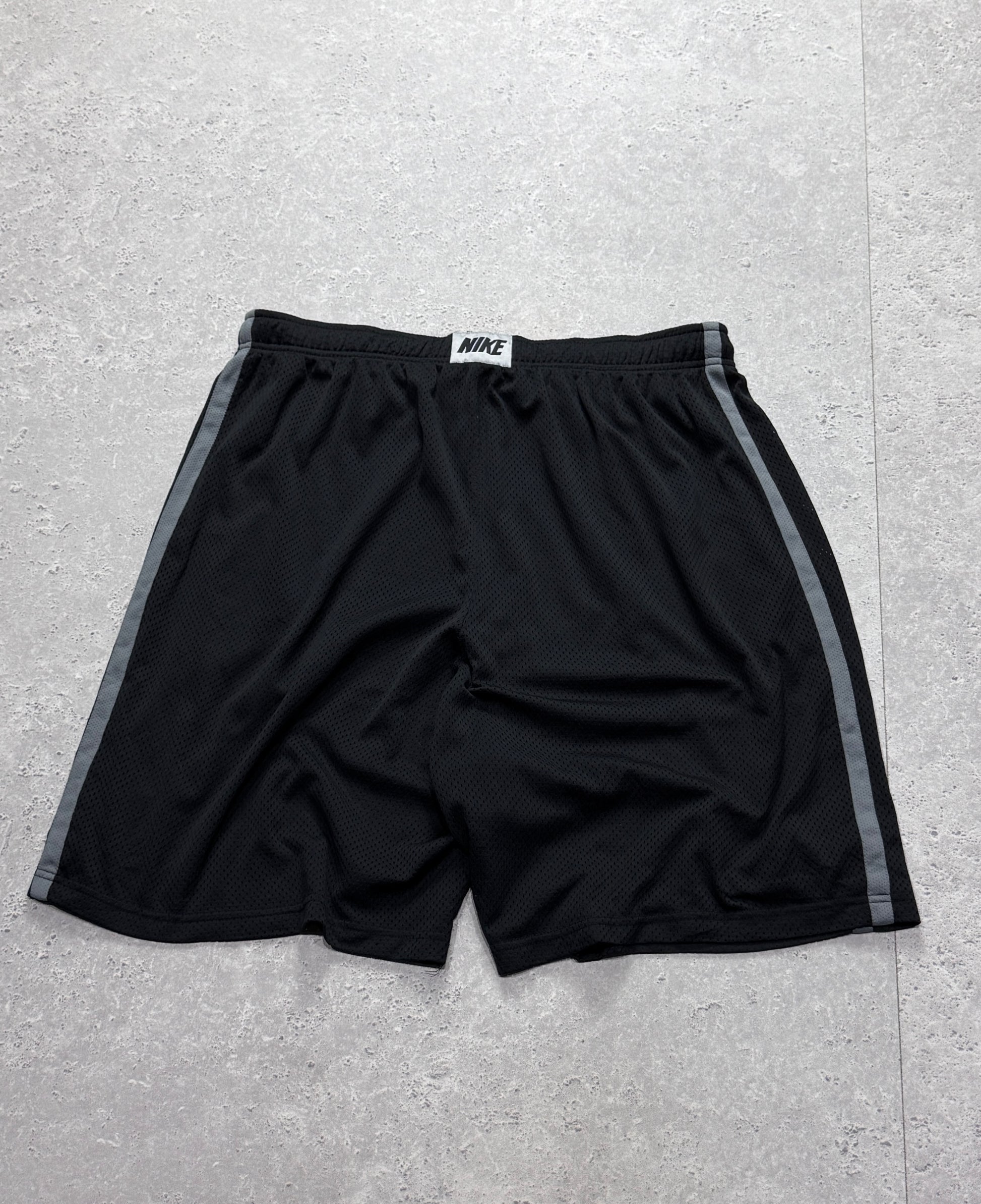 Vintage 2000s Nike Basketball Shorts (L)
