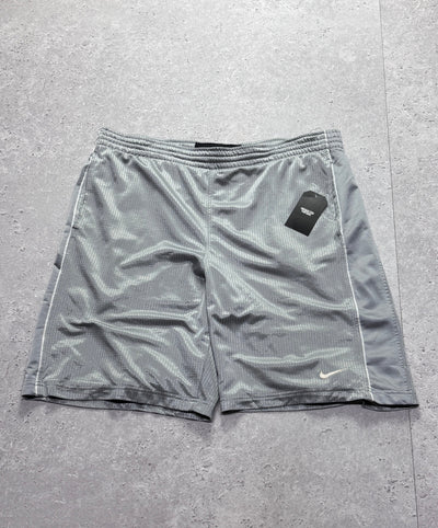 Vintage 2000s Nike Basketball Shorts (L)