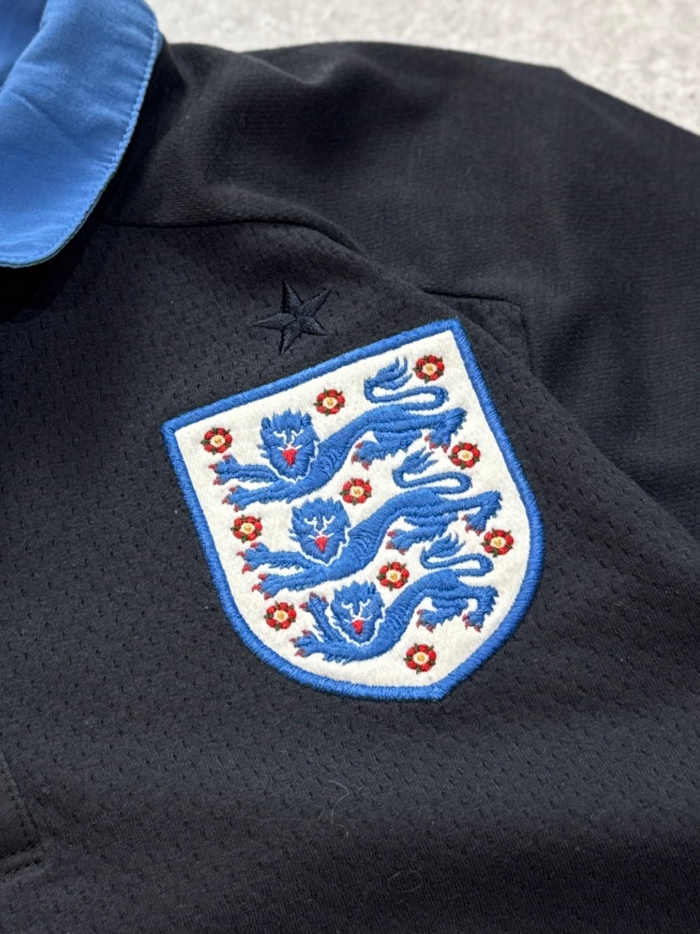 Vintage 2000s Umbro X England Training Polo Shirt (L)