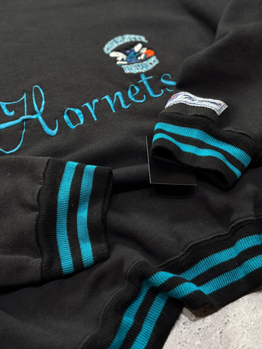 Vintage 90s Charlotte Hornets Embroidered NBA Sweater (XL)