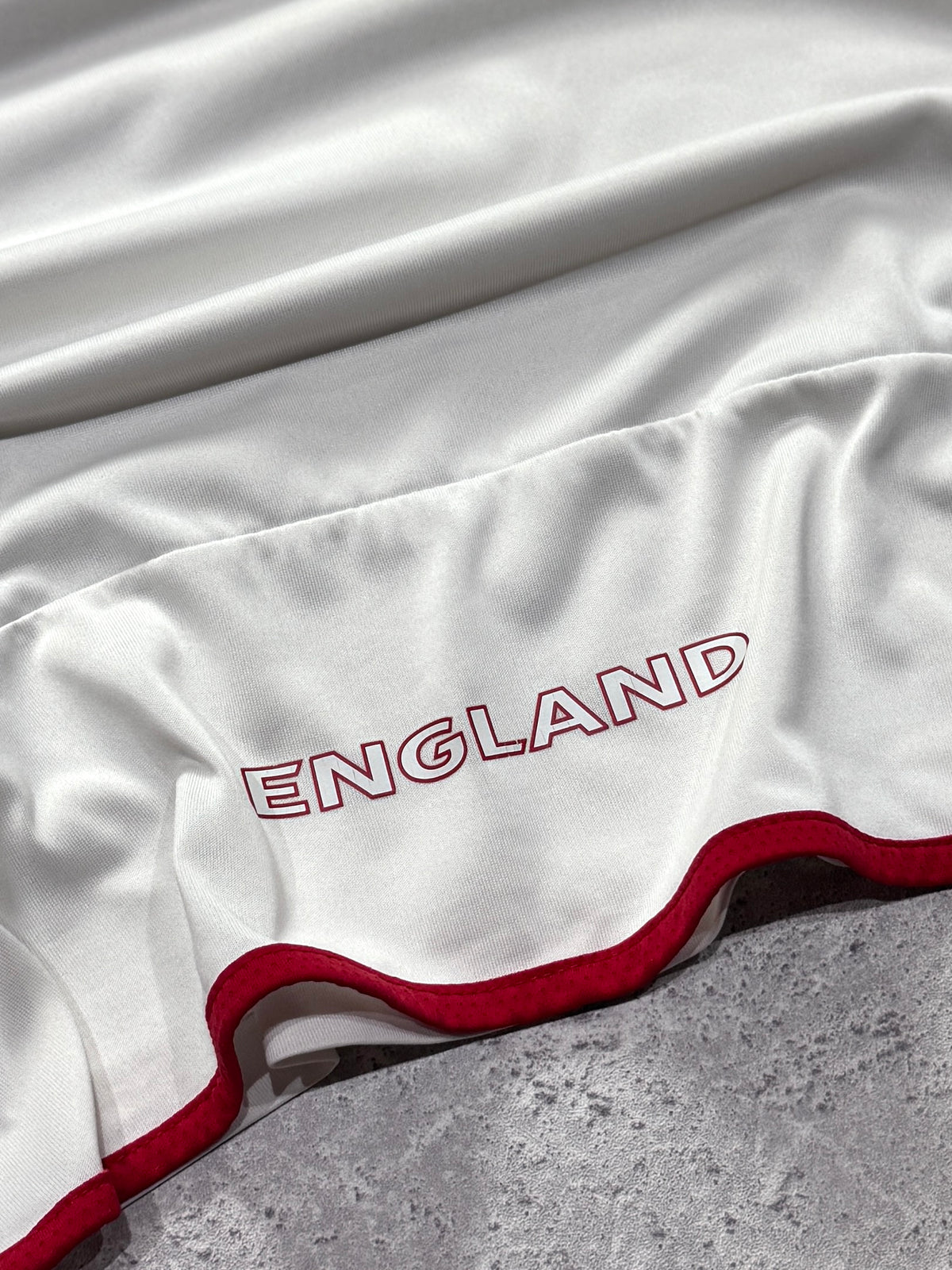 Vintage 2000s Umbro X England Football Jersey (L)