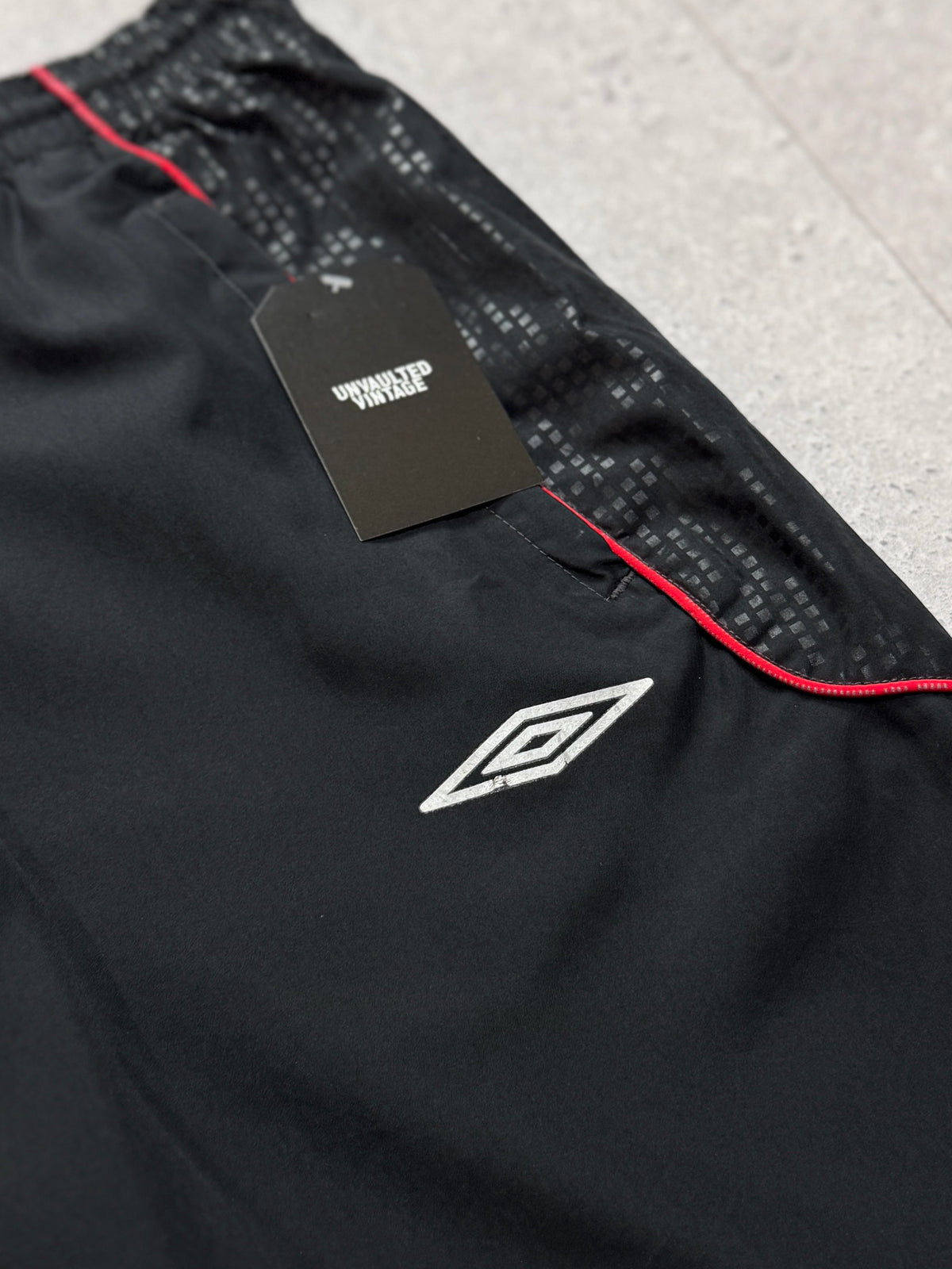 Vintage 2000s Umbro 3/4 Track Shorts (XL)