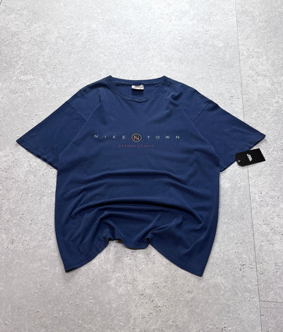 Vintage 90s Nike Town Spellout Tee (M)