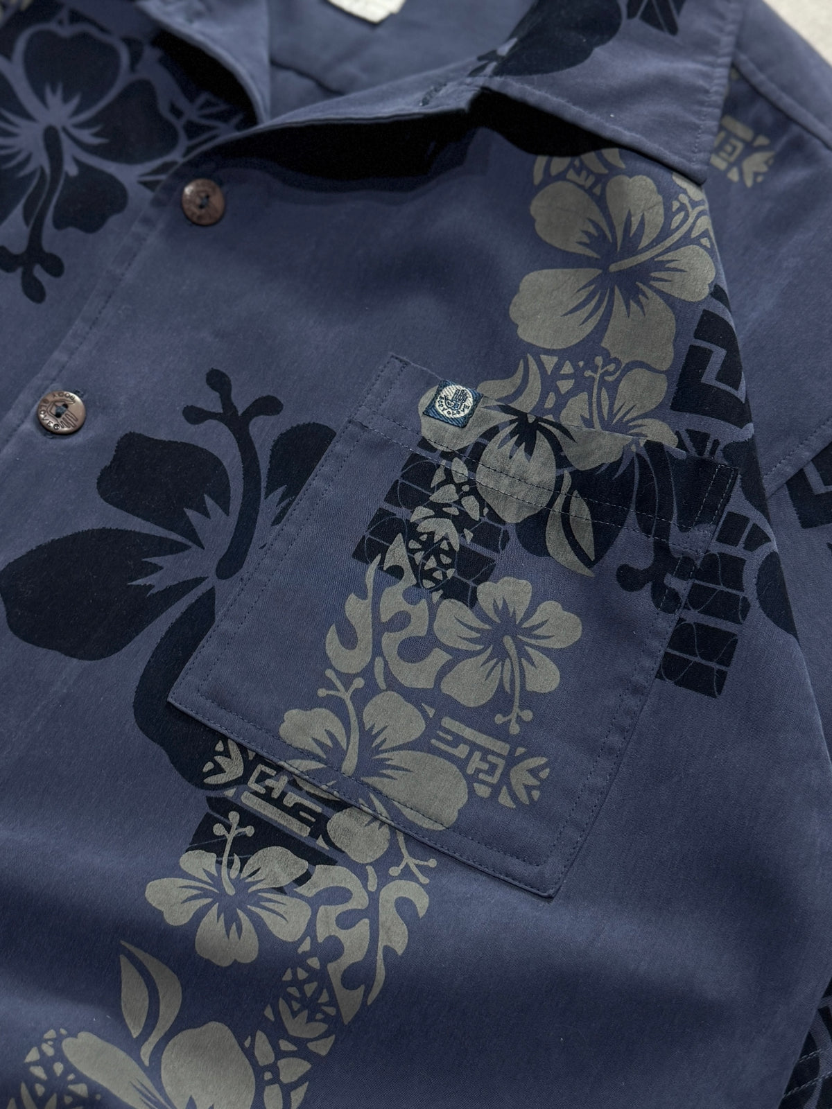Vintage 2000s Body Glove Floral Button Up Shirt (M)
