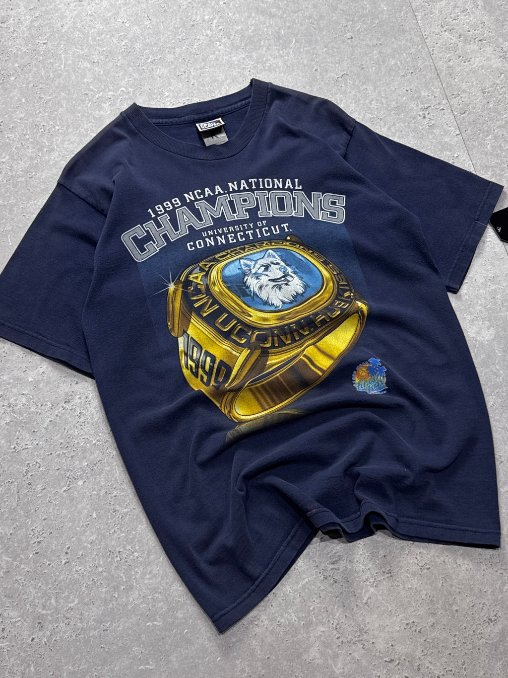 Vintage 90s Connecticut Huskies College Tee (M)