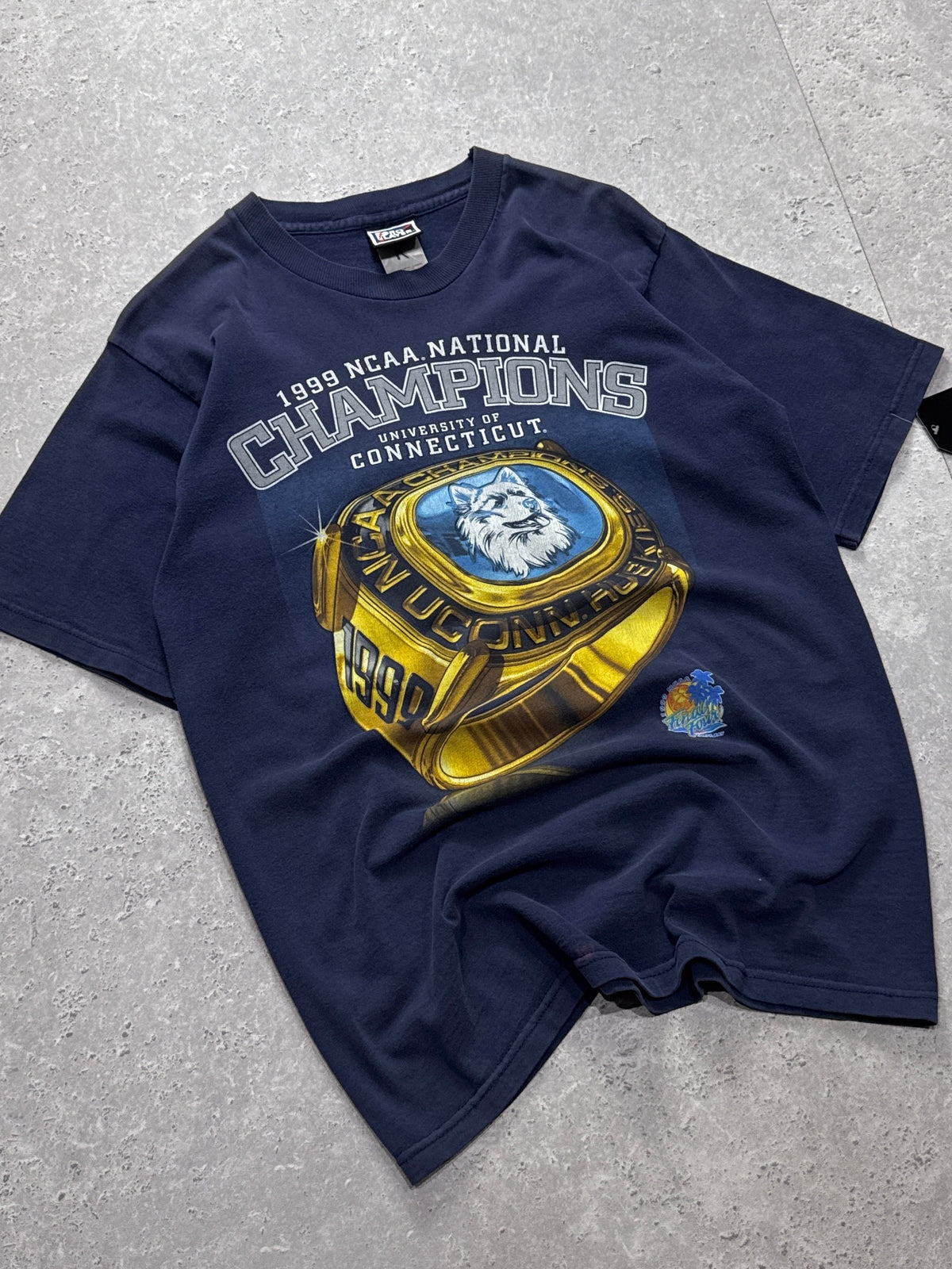 Vintage 90s Connecticut Huskies College Tee (M)