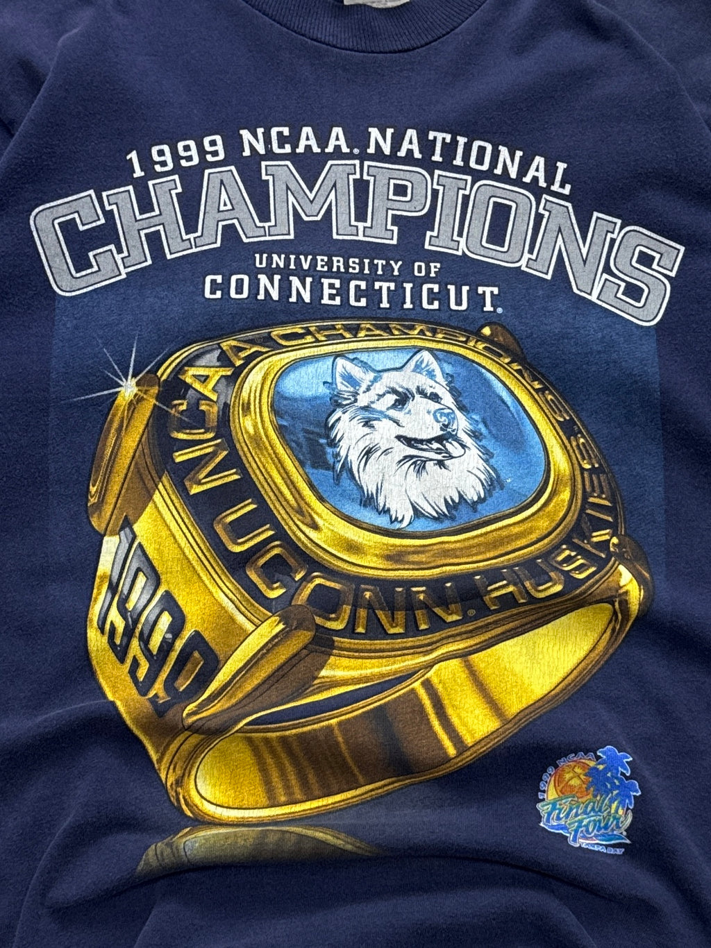 Vintage 90s Connecticut Huskies College Tee (M)
