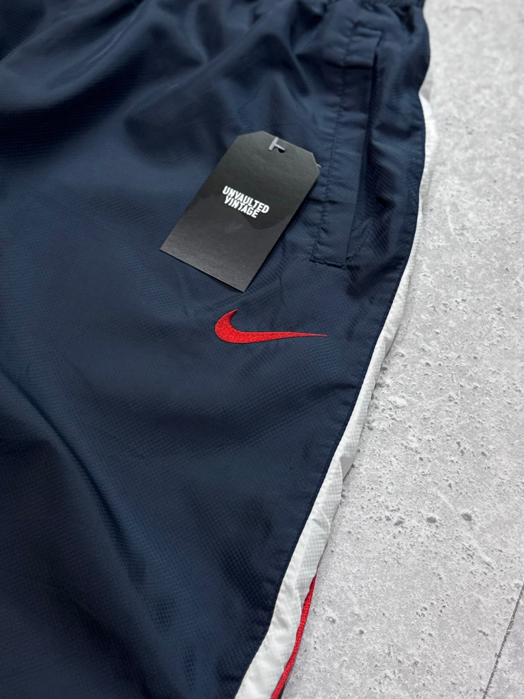 Vintage 2000s Nike 3/4 Track Shorts (L)