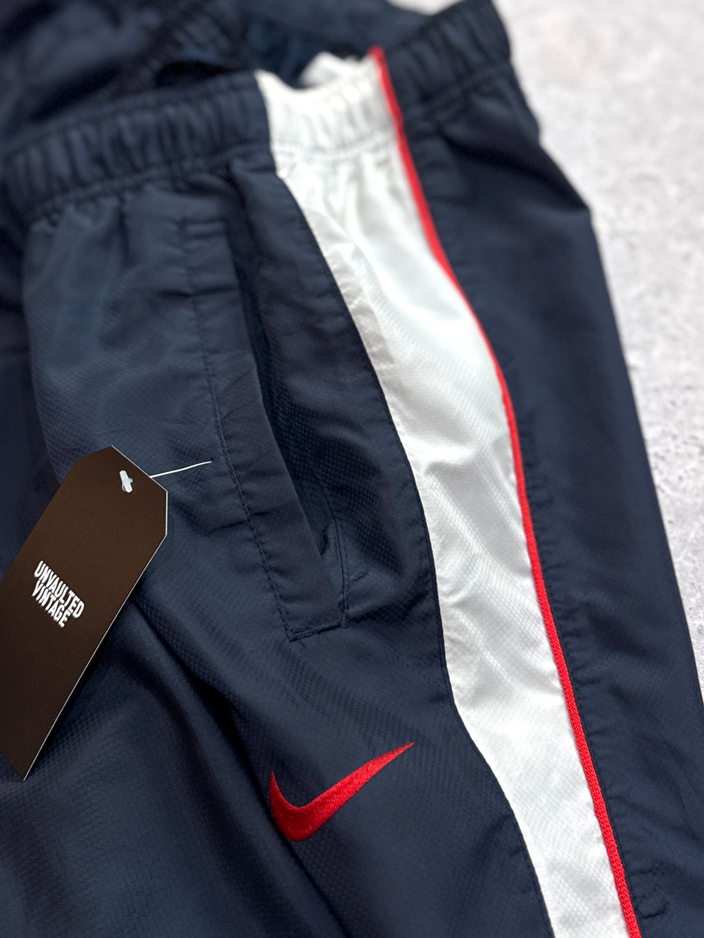 Vintage 2000s Nike 3/4 Track Shorts (L)
