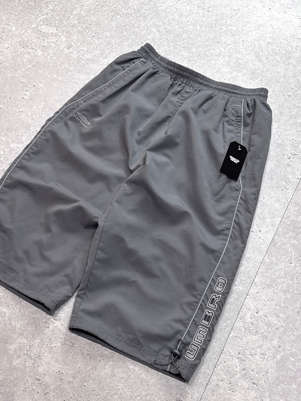 Vintage 2000s Umbro Spellout Adjustable 3/4 Track Shorts (L)